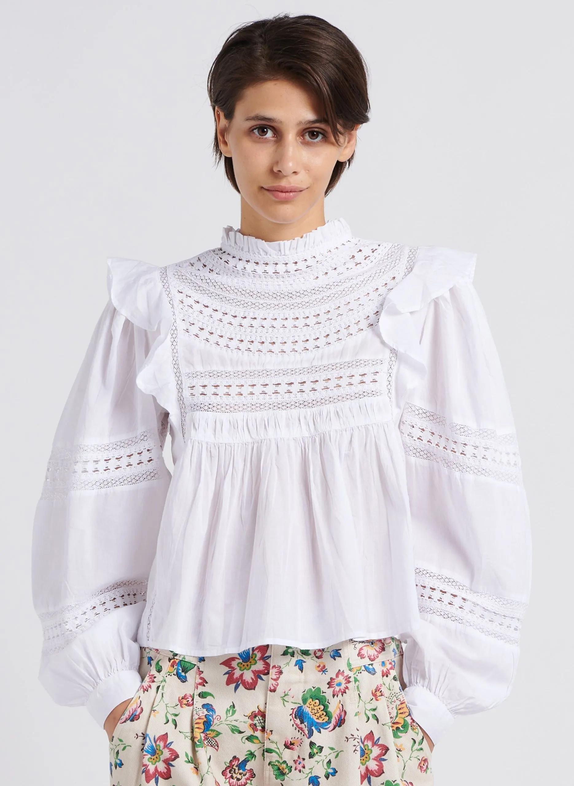 Blouse col montant brodé à volants en coton Blanc NAYA