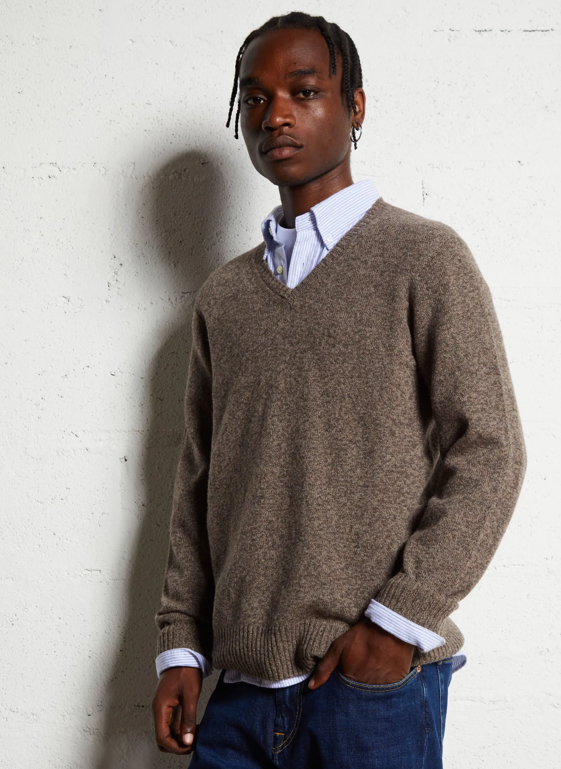 Pull regular col V en laine Marron