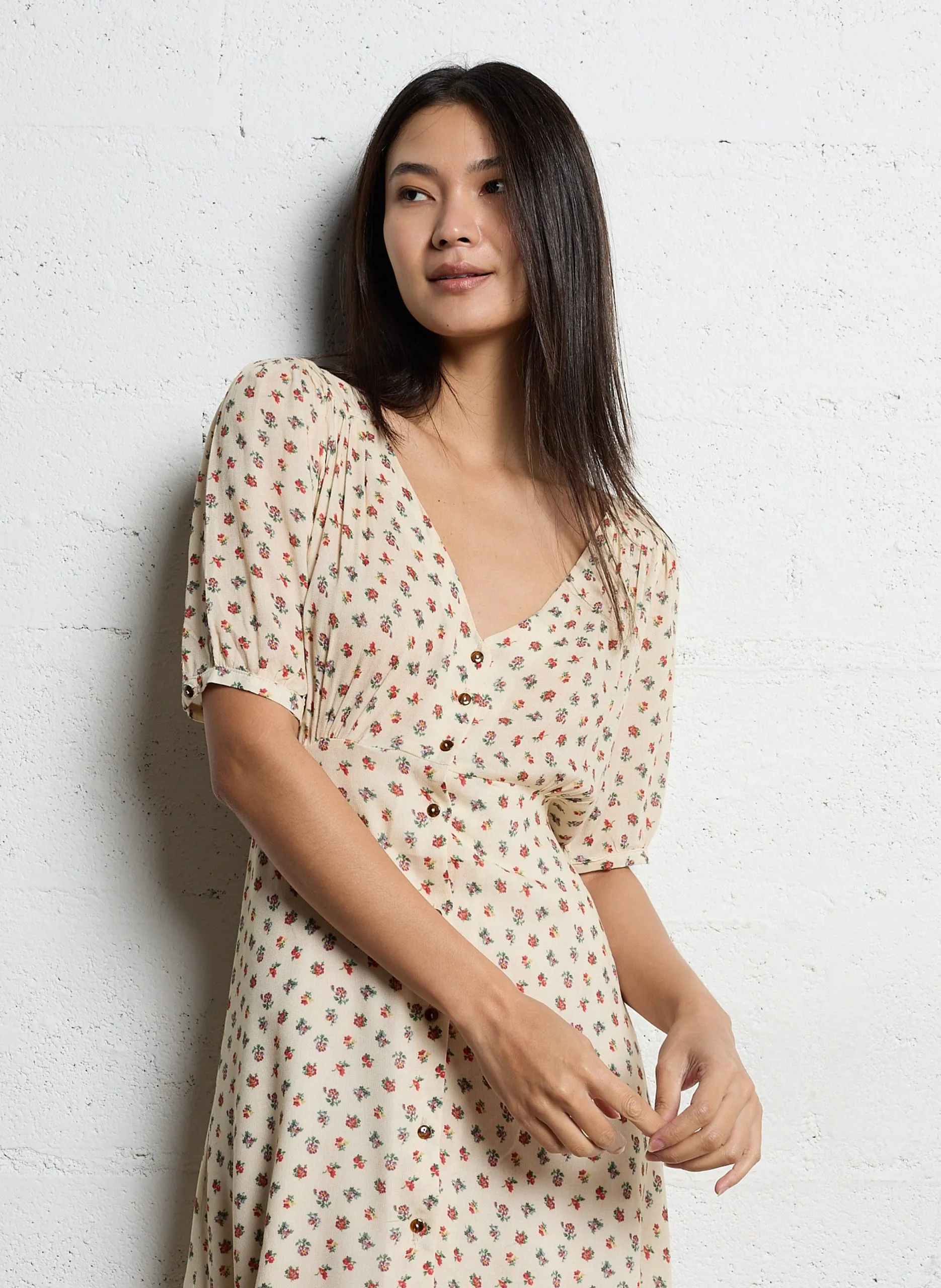 Robe courte cintrée col V Beige