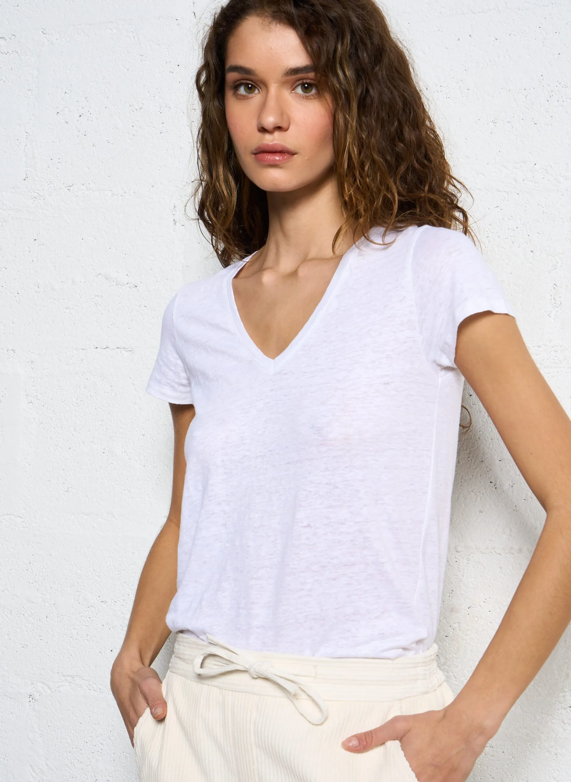 Tee-shirt col V moulant en lin strectch Blanc
