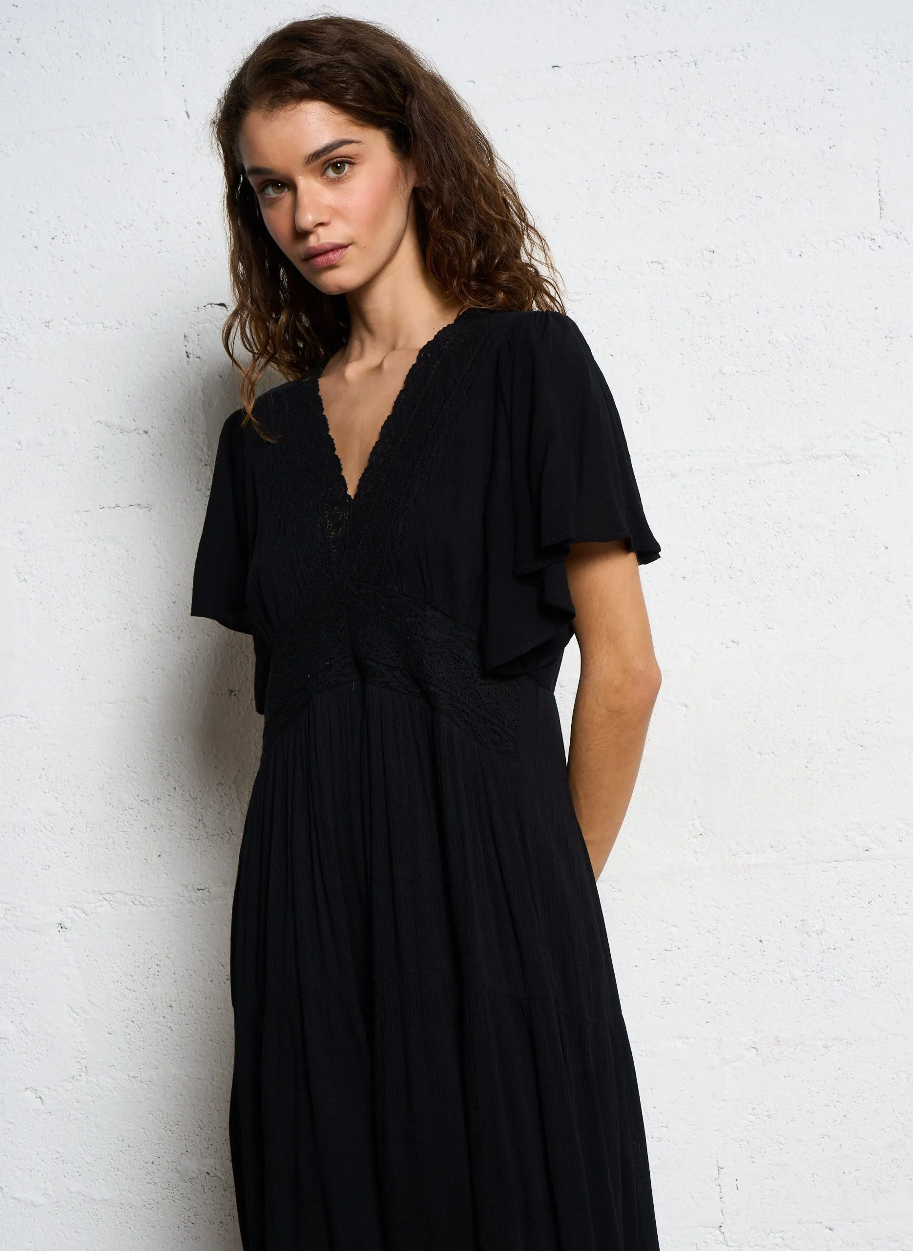 Robe longue col V brodée Noir CAMILLE