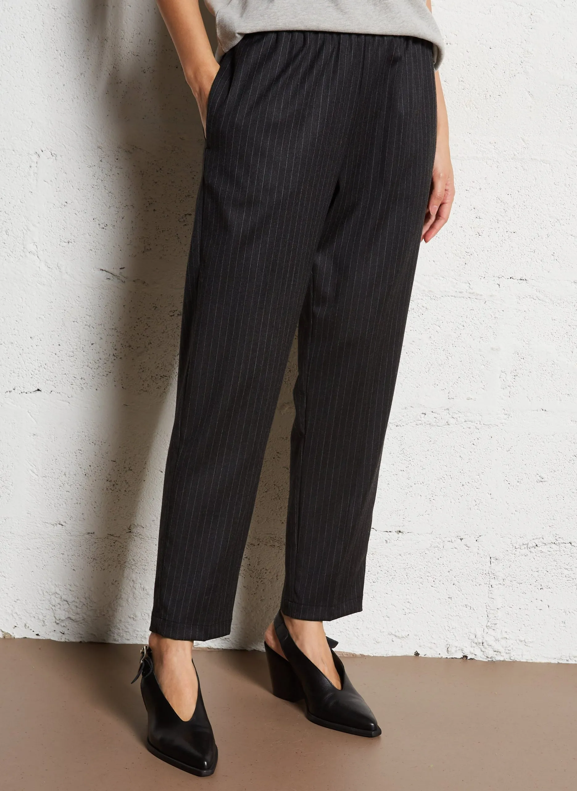 Pantalon carotte en laine mélangée à rayures Gris