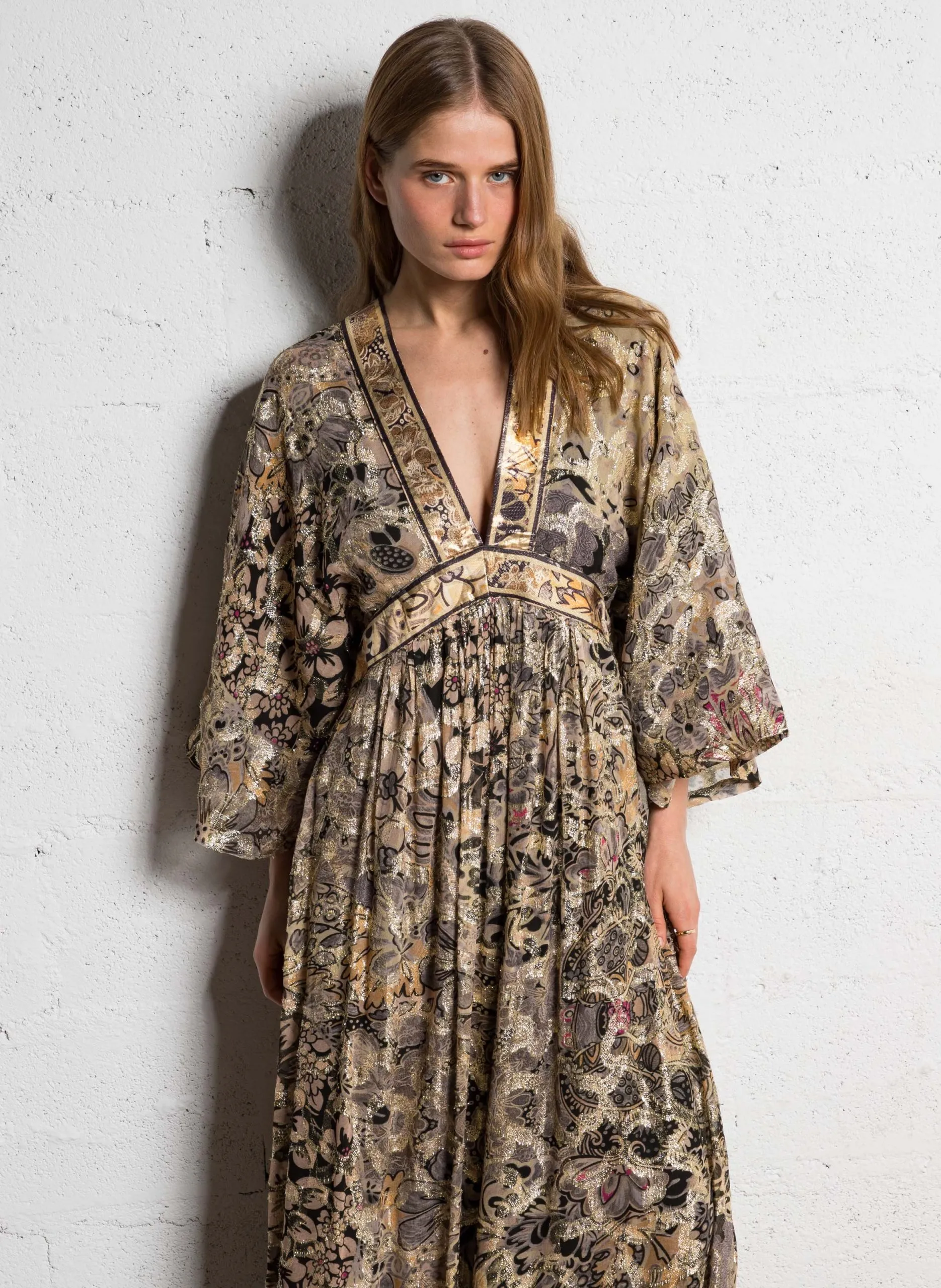 Robe longue col V imprimée Doré SAPHIR