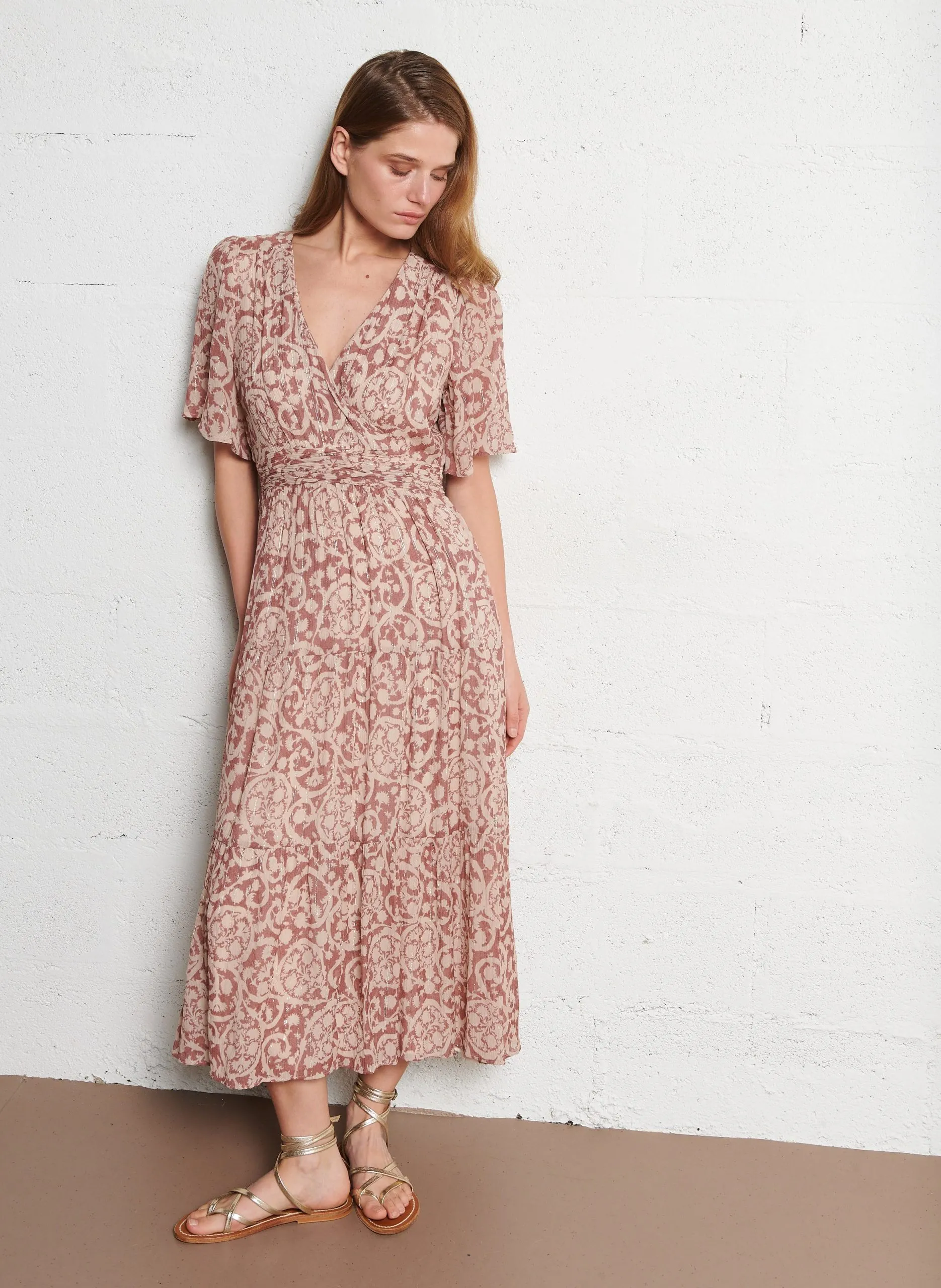 Robe cintrée cache-cœur à motifs Rose LOUMIA