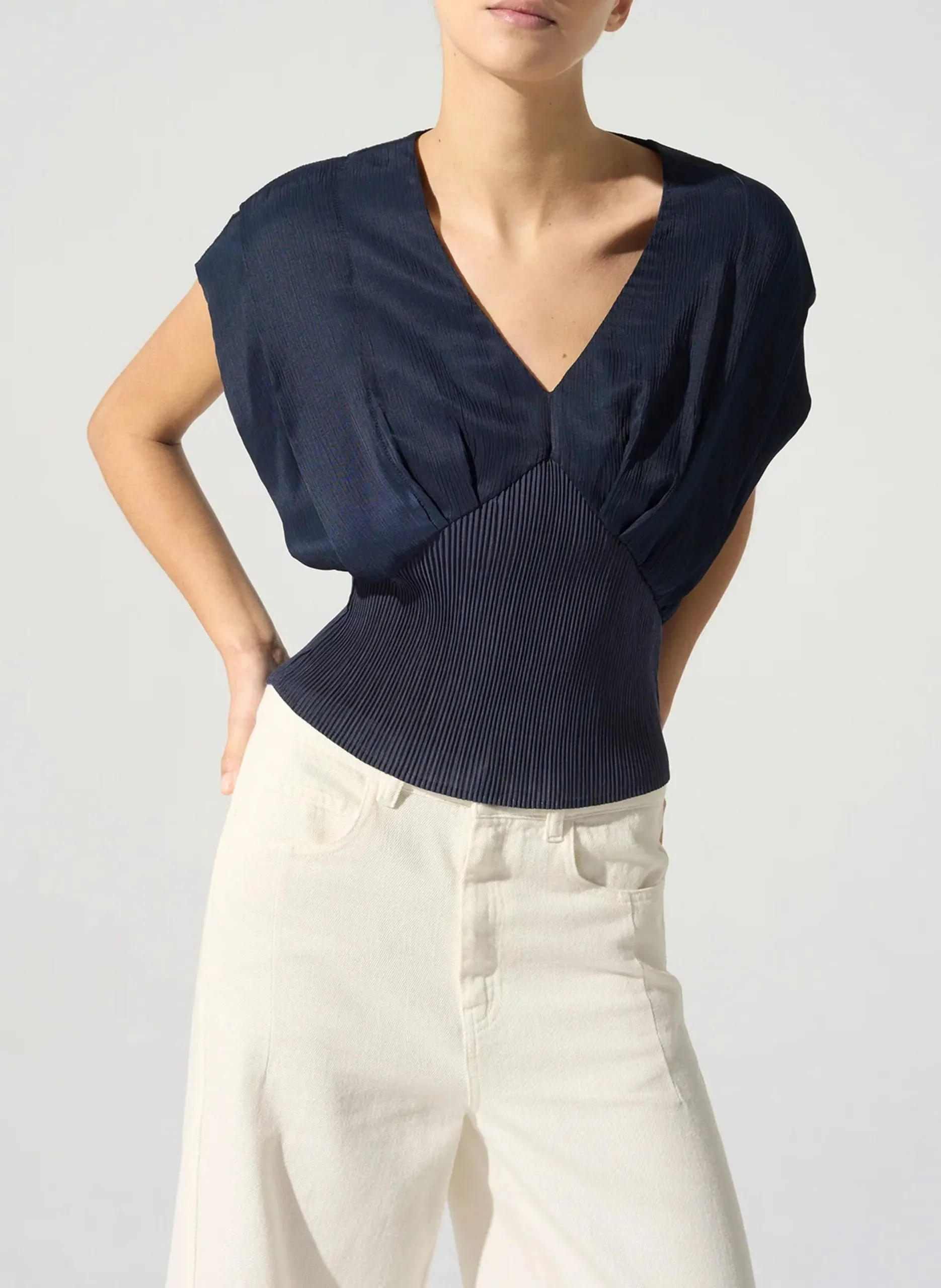 Top court ajusté col V Noir