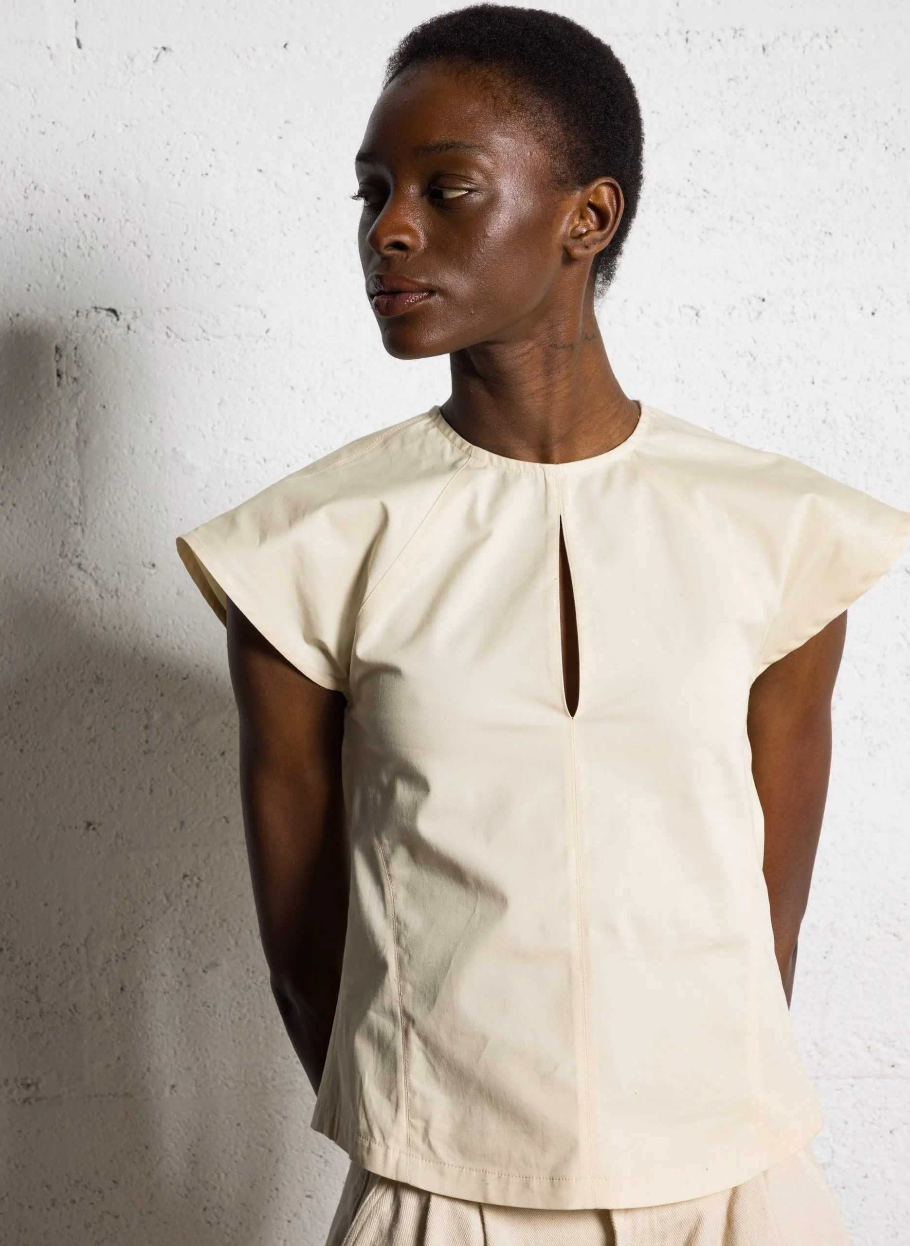 Top cintré sans manches à découpes Beige SOFIA