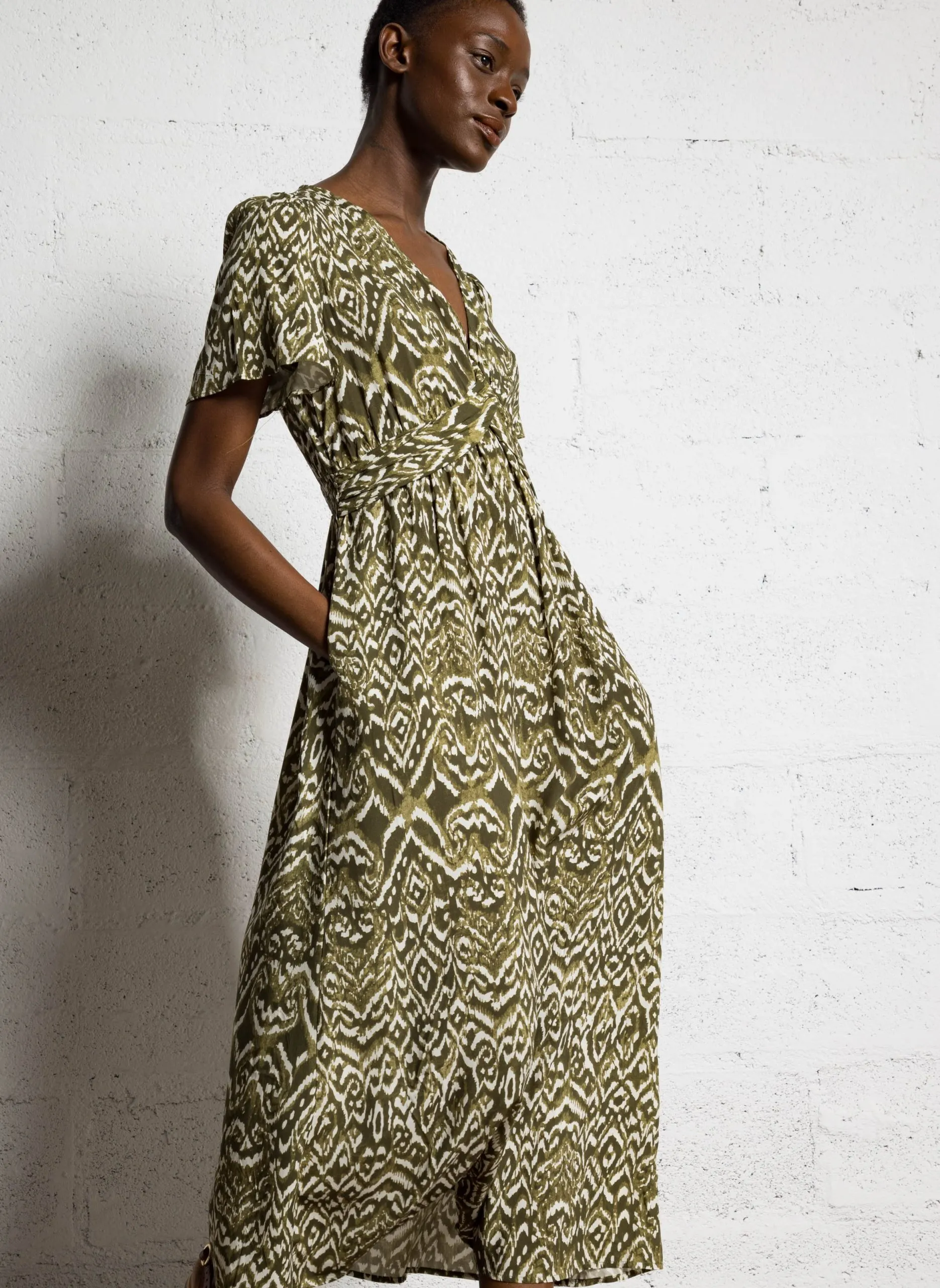Robe longue col V imprimée Kaki