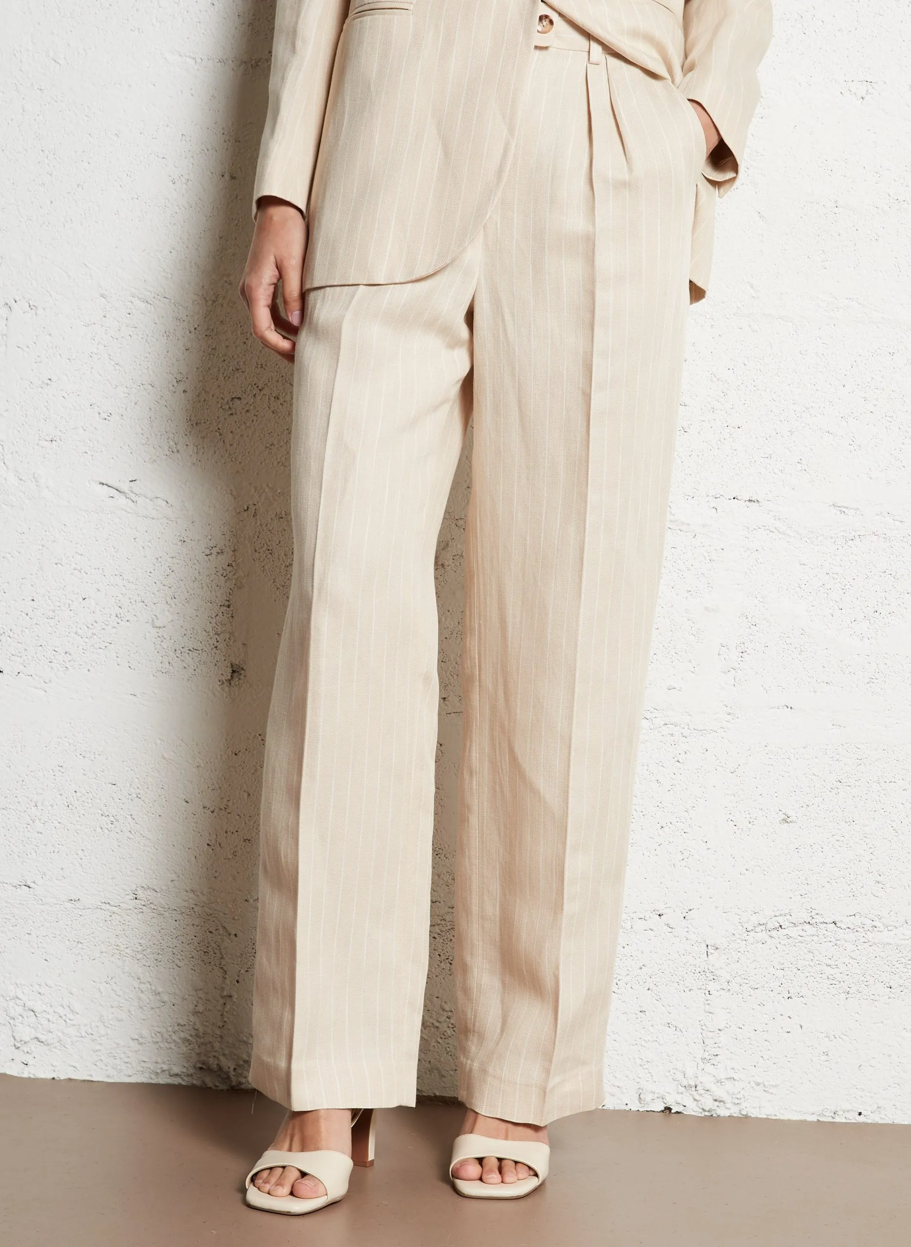 Pantalon droit à pinces rayé Beige PEANUT