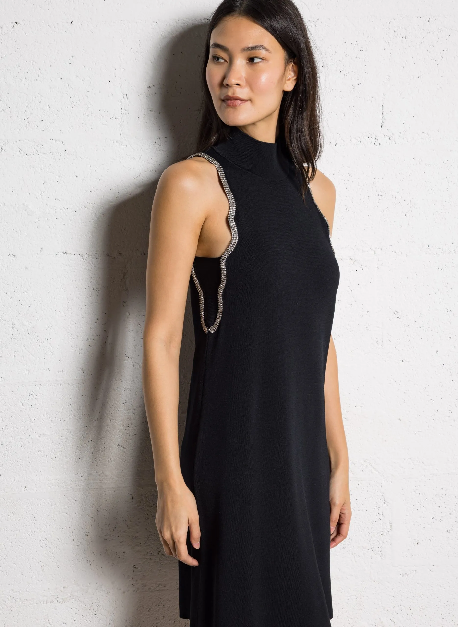 Robe courte col montant à strass Noir