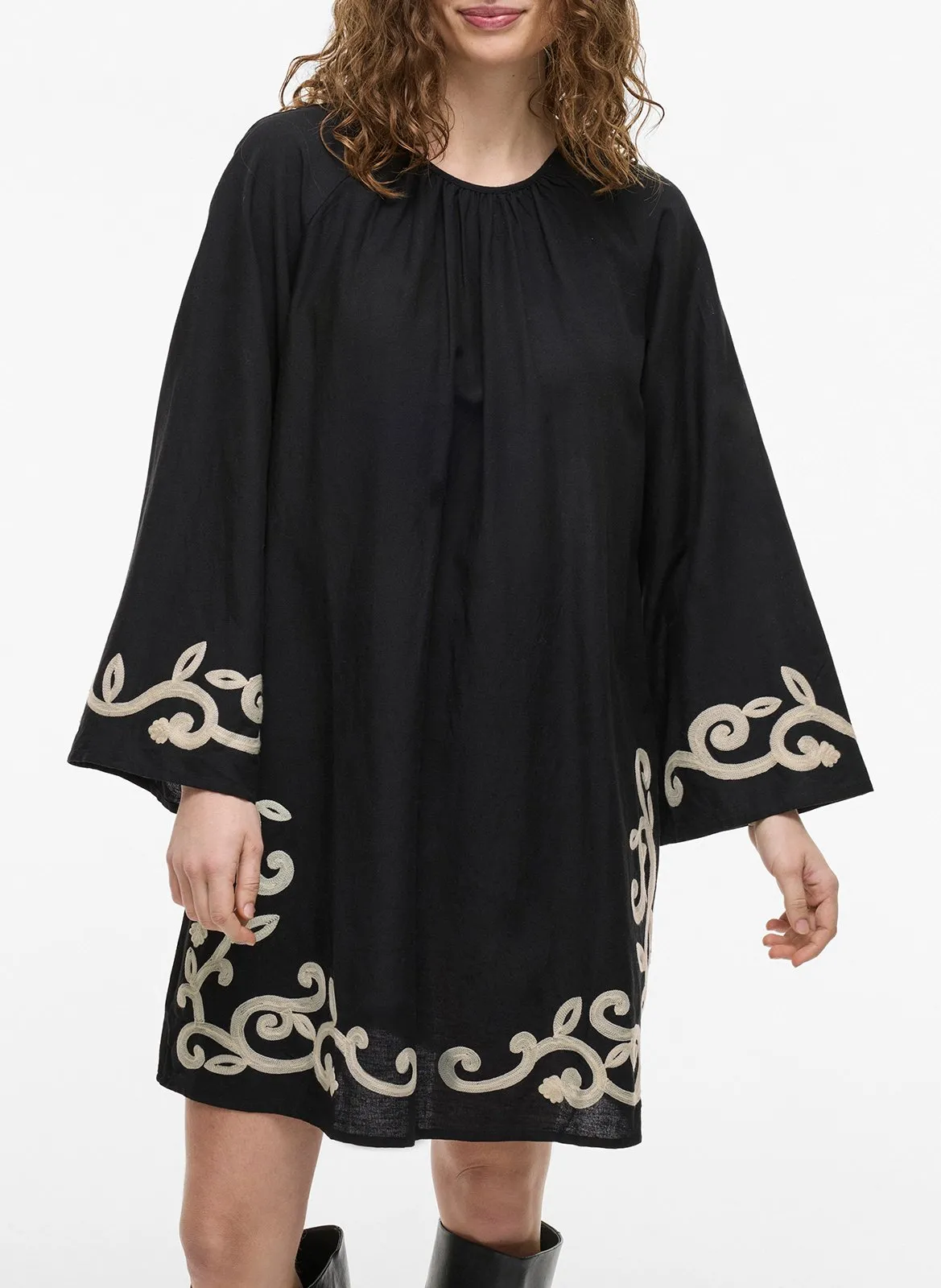 Robe courte brodée Noir