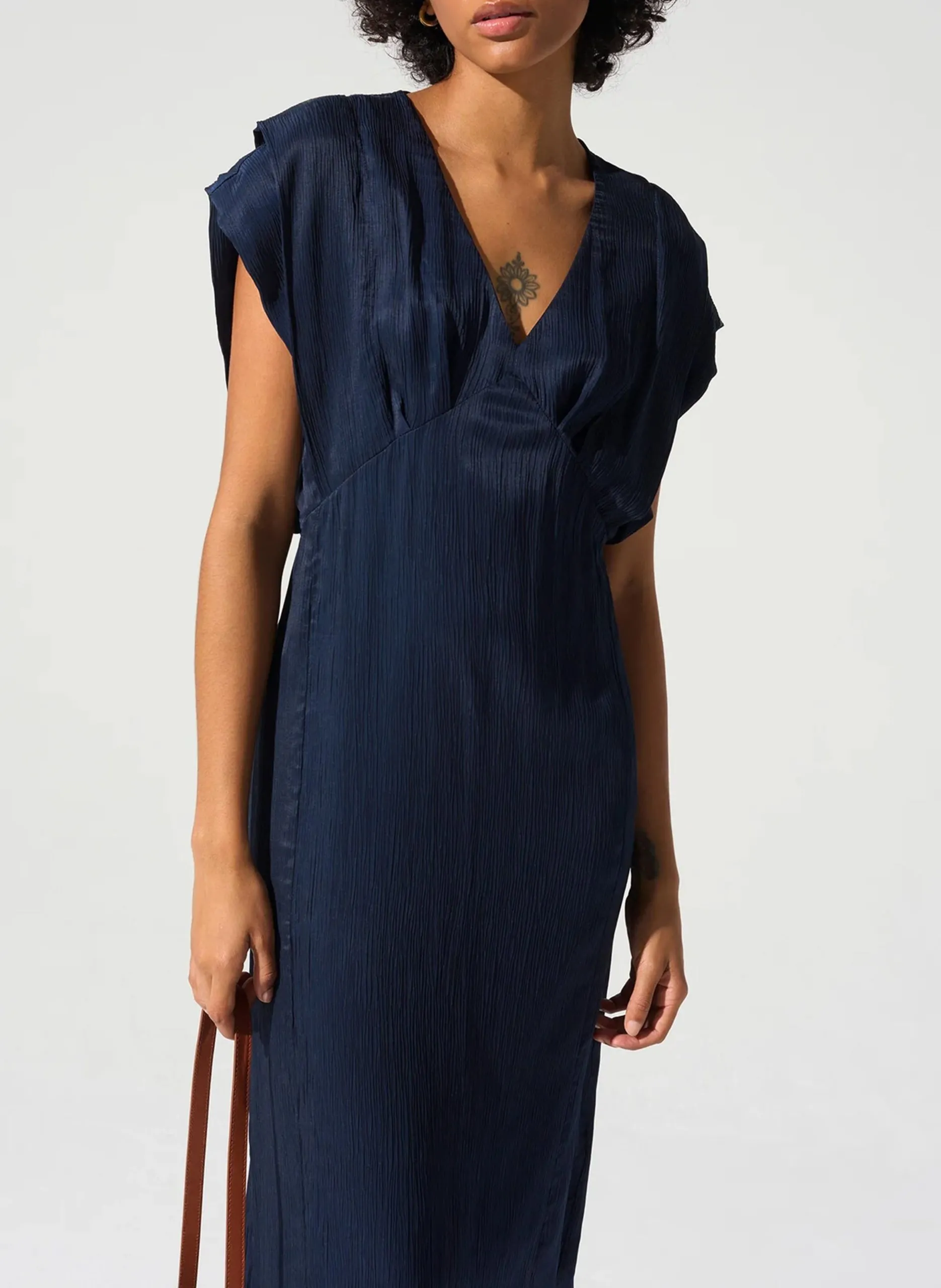 Robe courte sans manches col v Noir