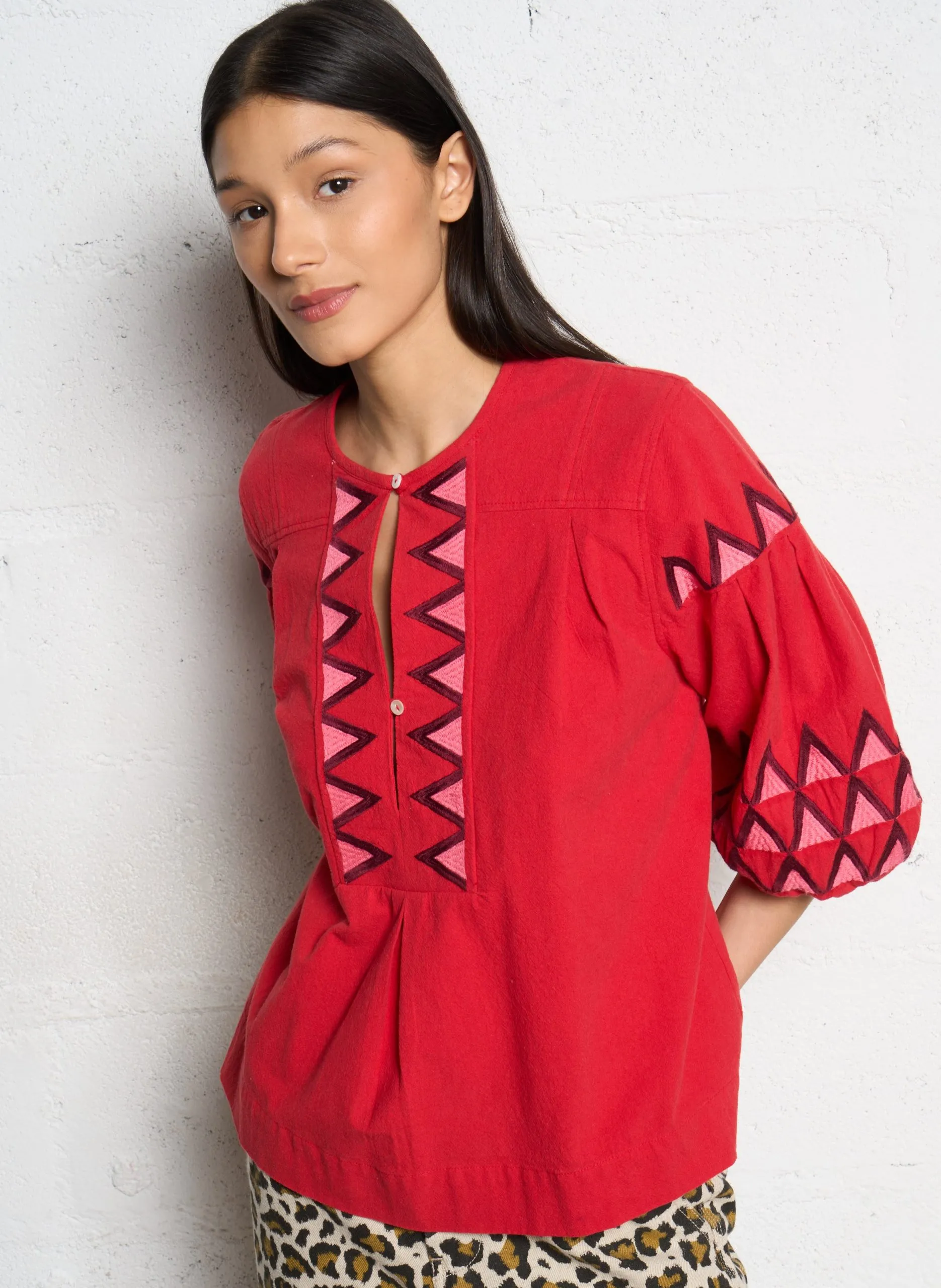 Blouse col rond brodé en coton organique Rouge CACIA