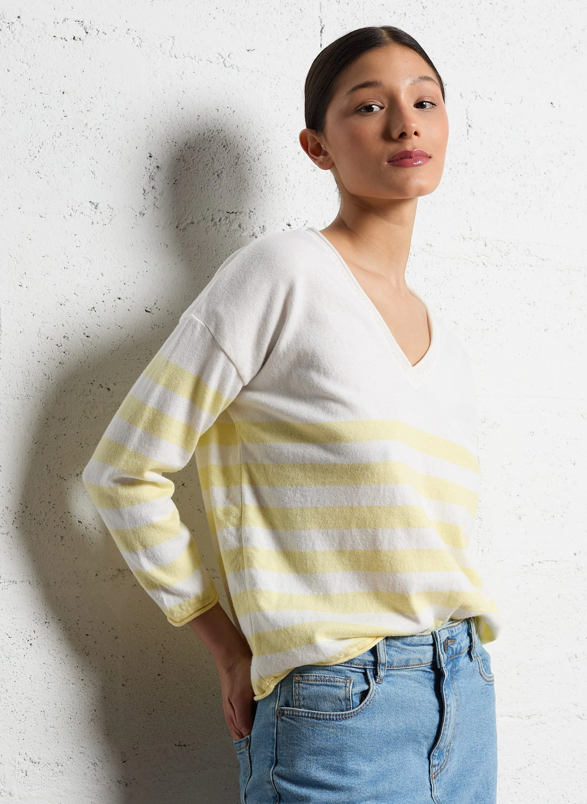 Pull col v rayé avec broderie au dos Blanc TZAR