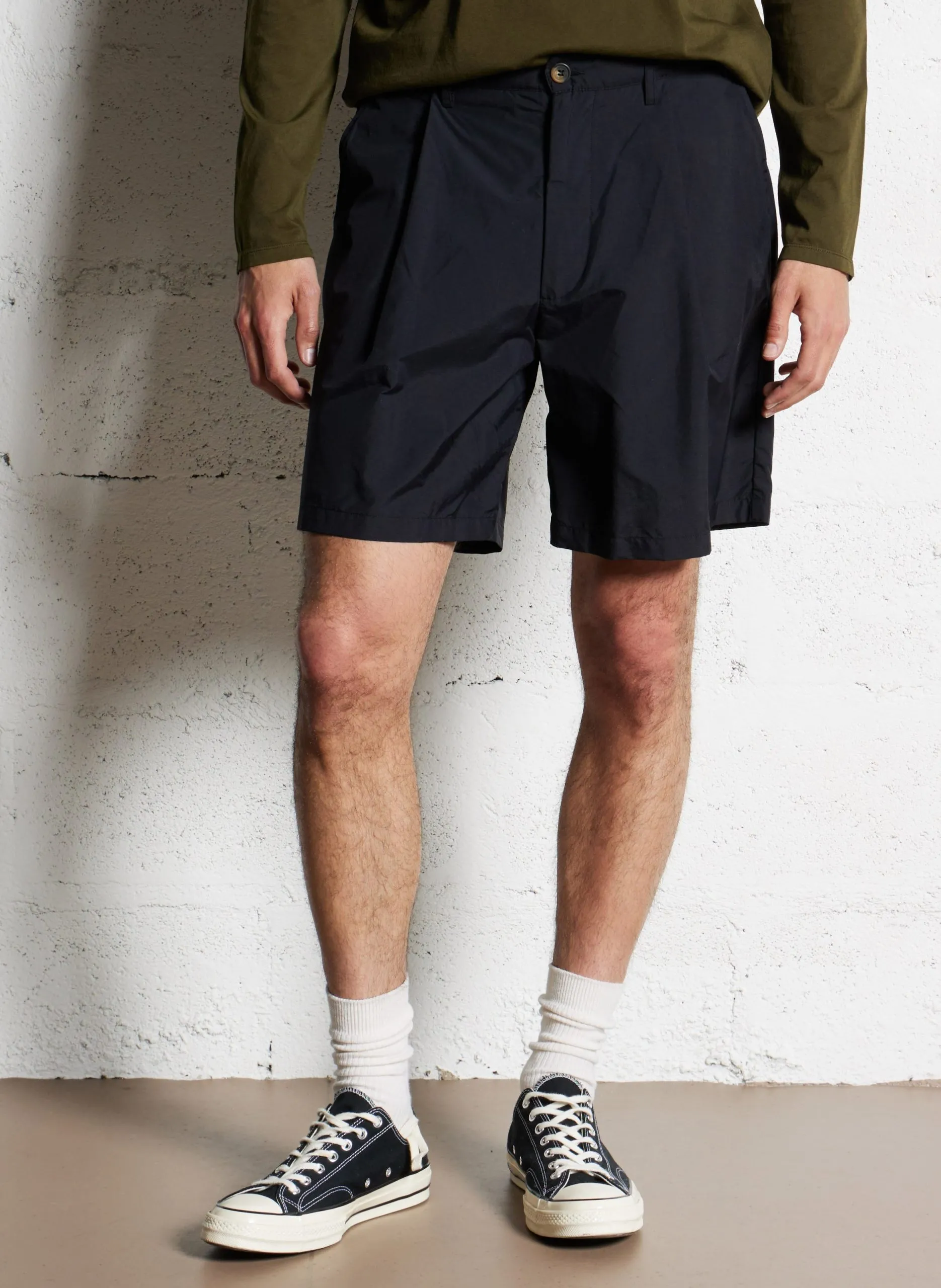 Short droit à pinces en coton Noir DUCK FOLD