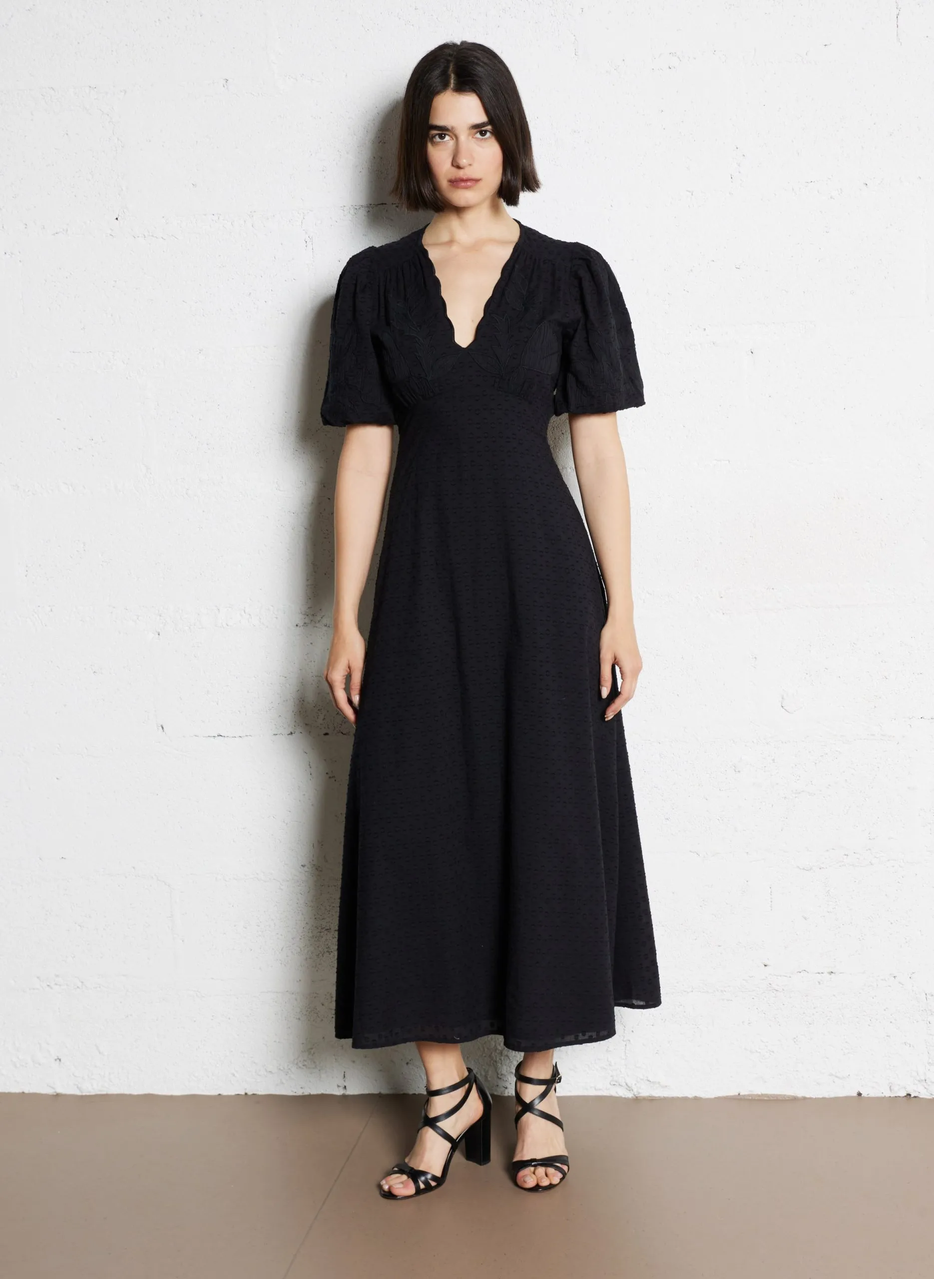 Robe longue brodée à col V Noir RILEY