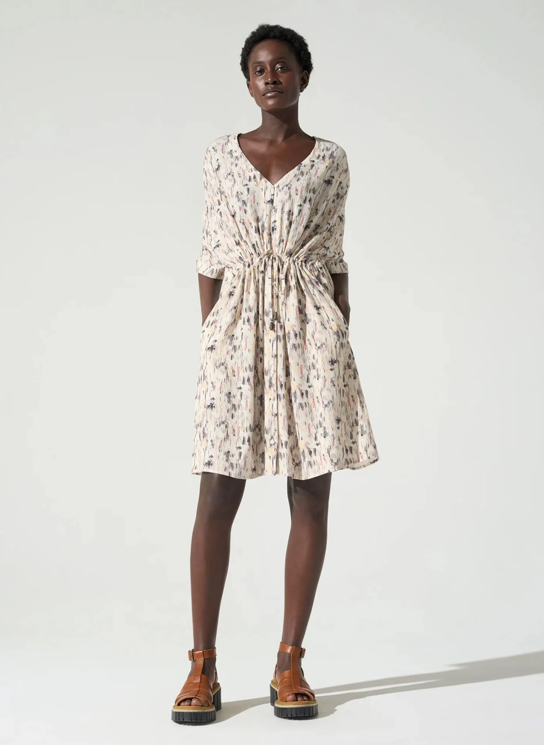 Robe courte col v imprimée Marron