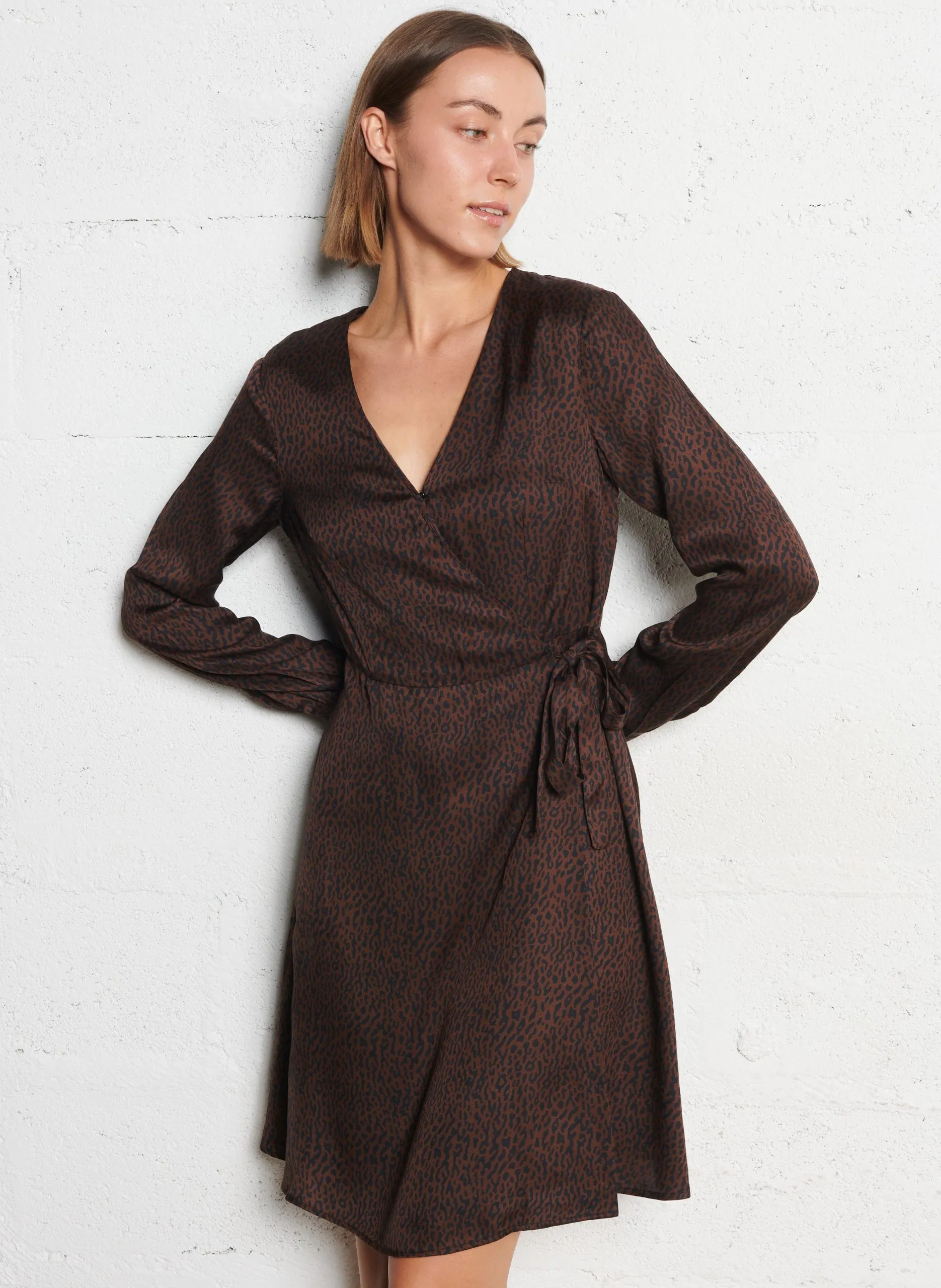 Robe courte col v imprimé léopard Marron