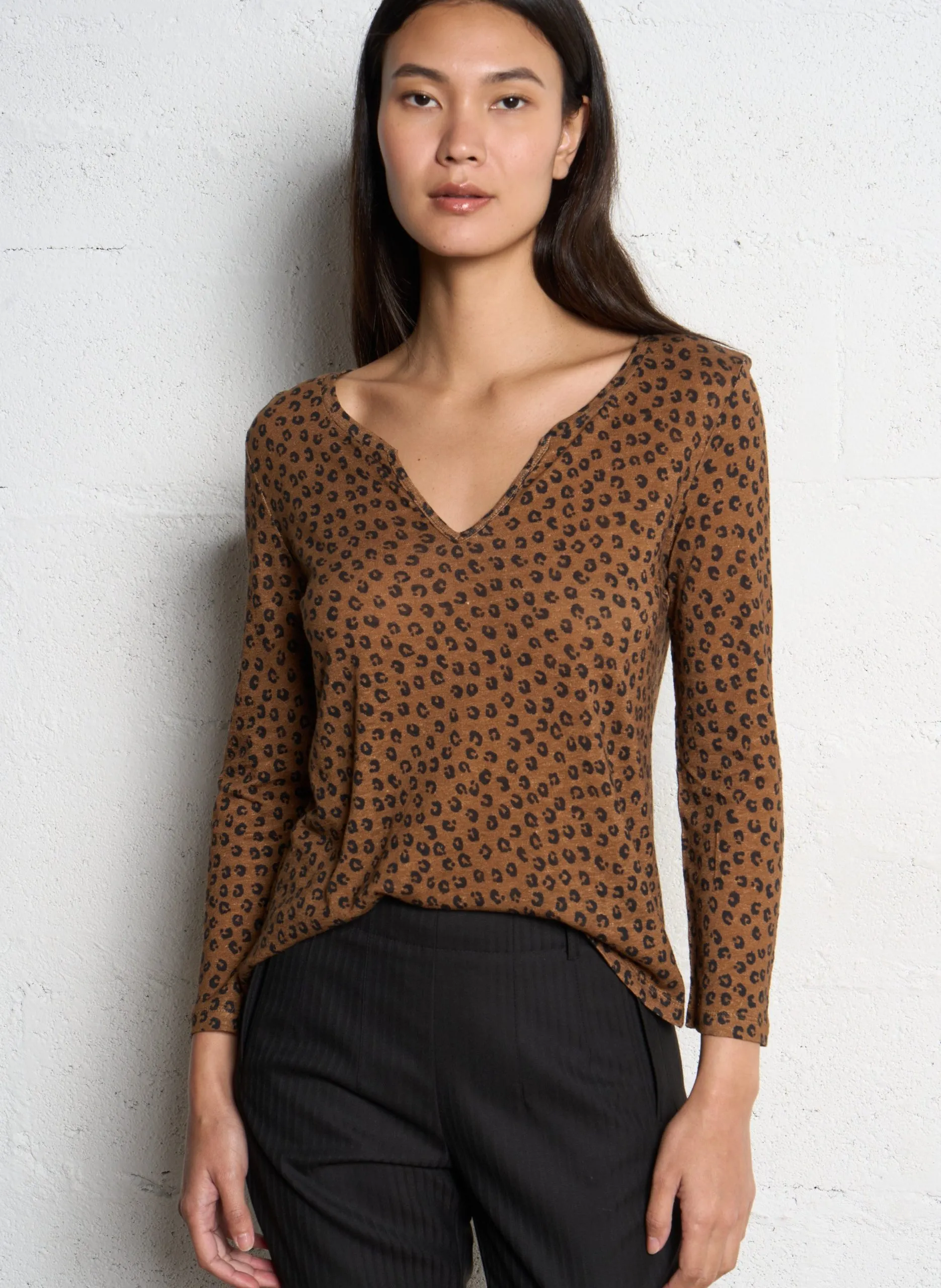Tee-shirt col V imprimé léopard Marron
