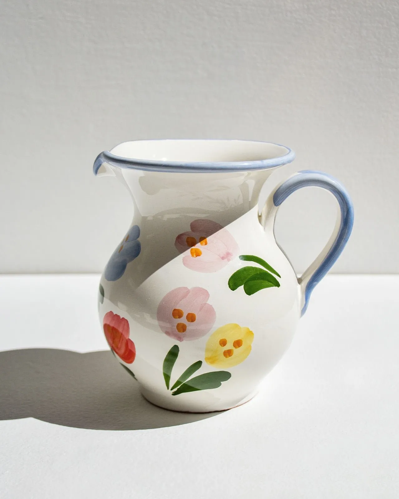 Le pichet tulipes peint à la main Multicolore