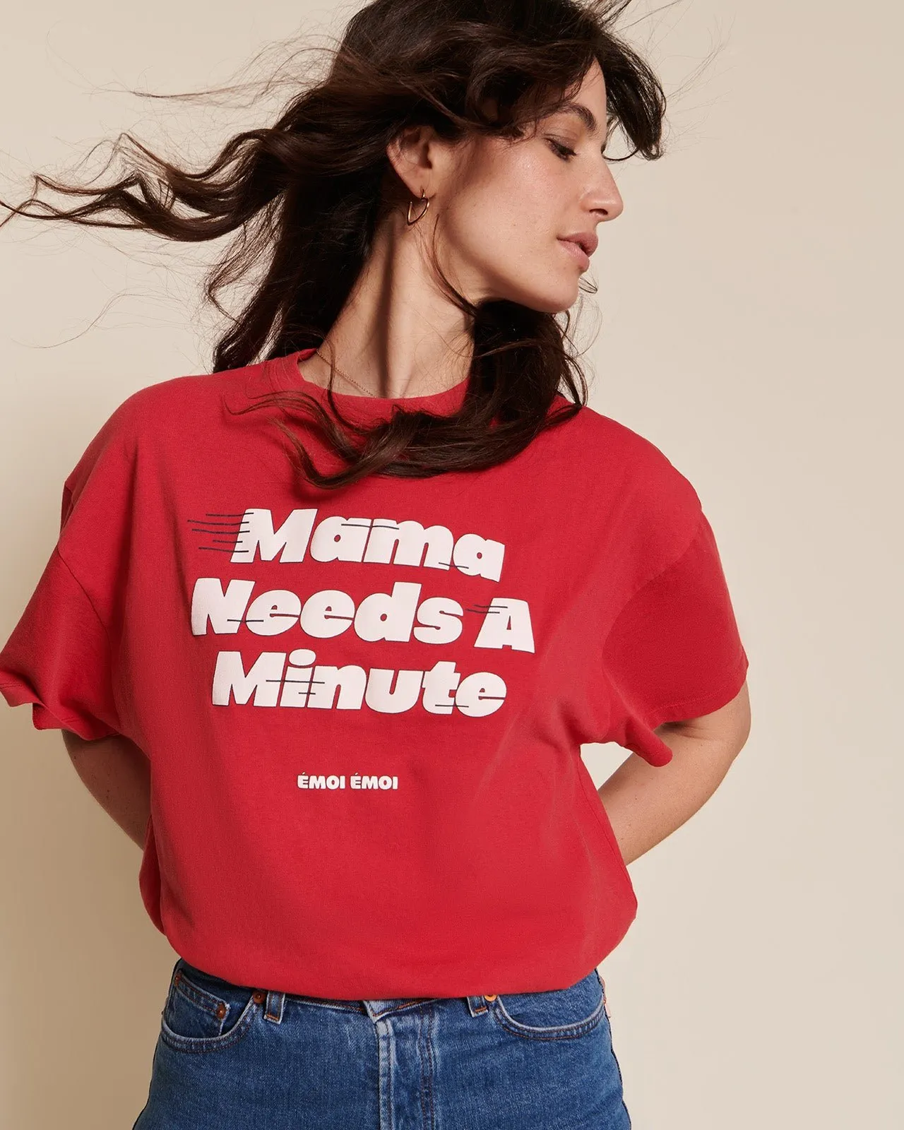Le t-shirt mama needs a minute en coton bio Rouge