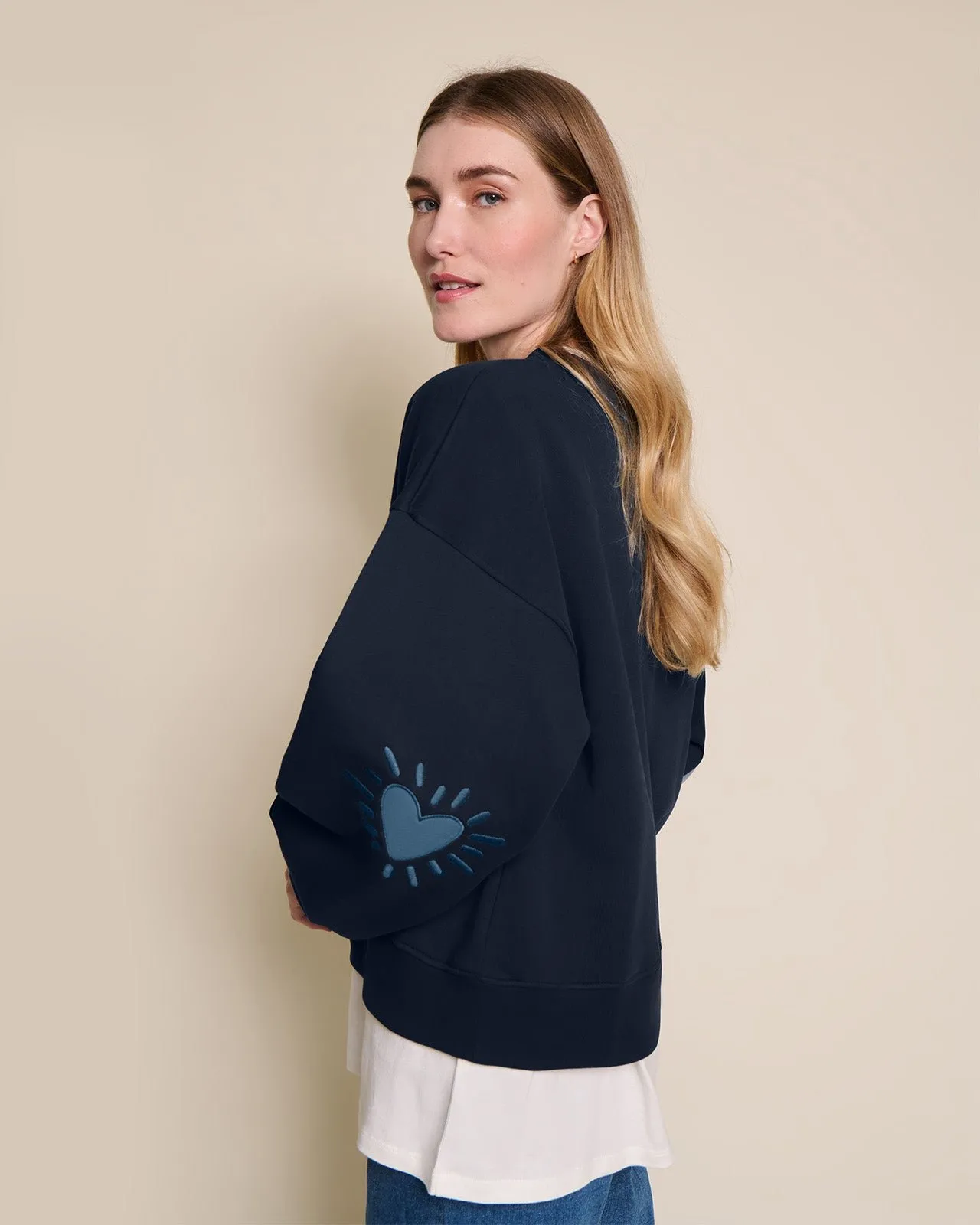 Le sweat coeur solaire avec coudières en coton bio Bleu