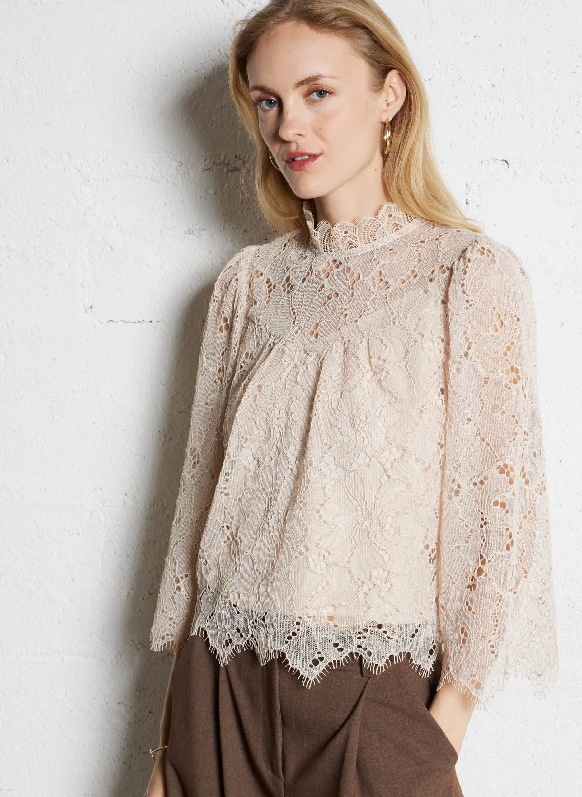 Blouse col montant en dentelle Beige LUCIA