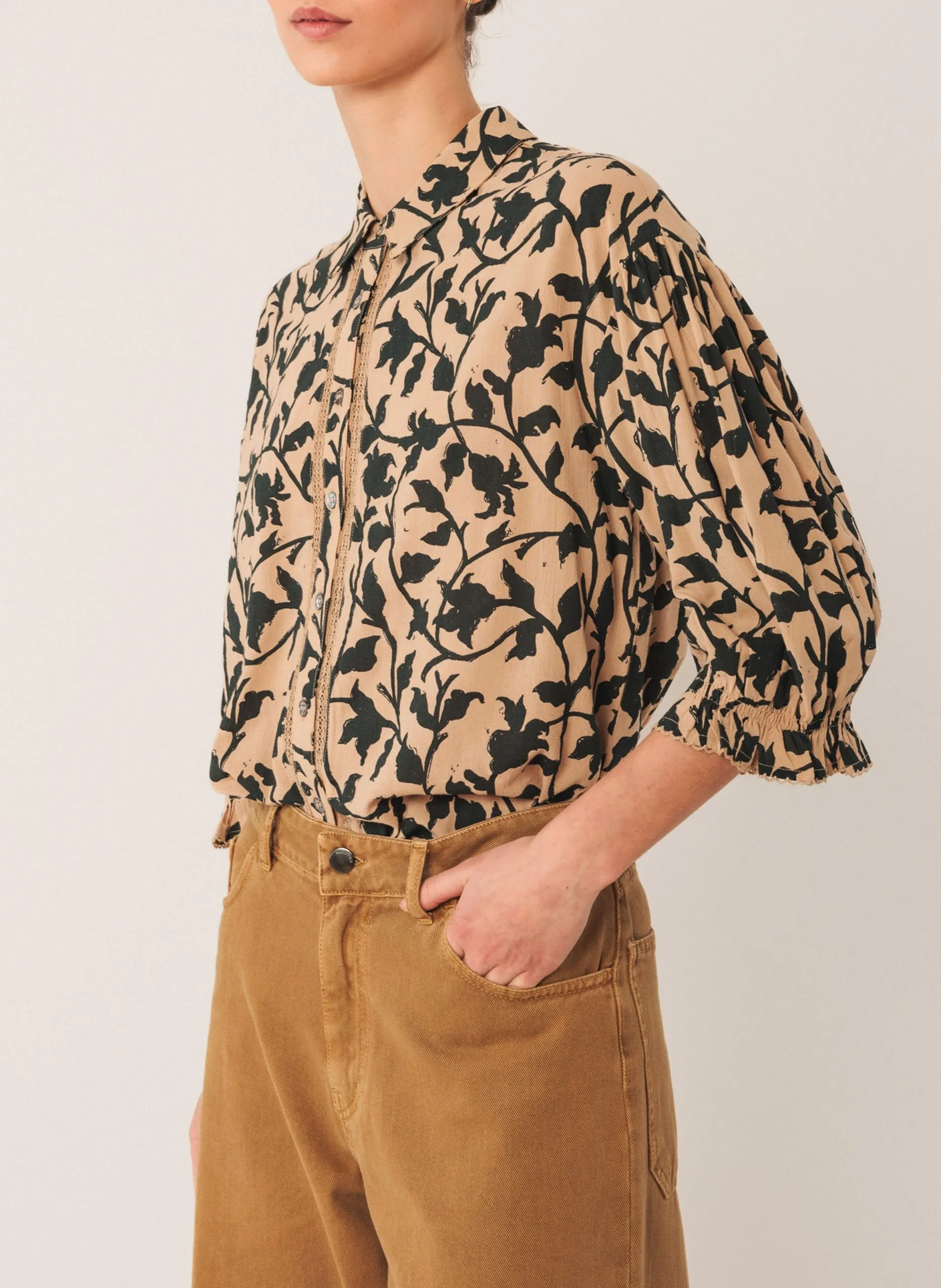 Chemise ample à motifs floraux Beige