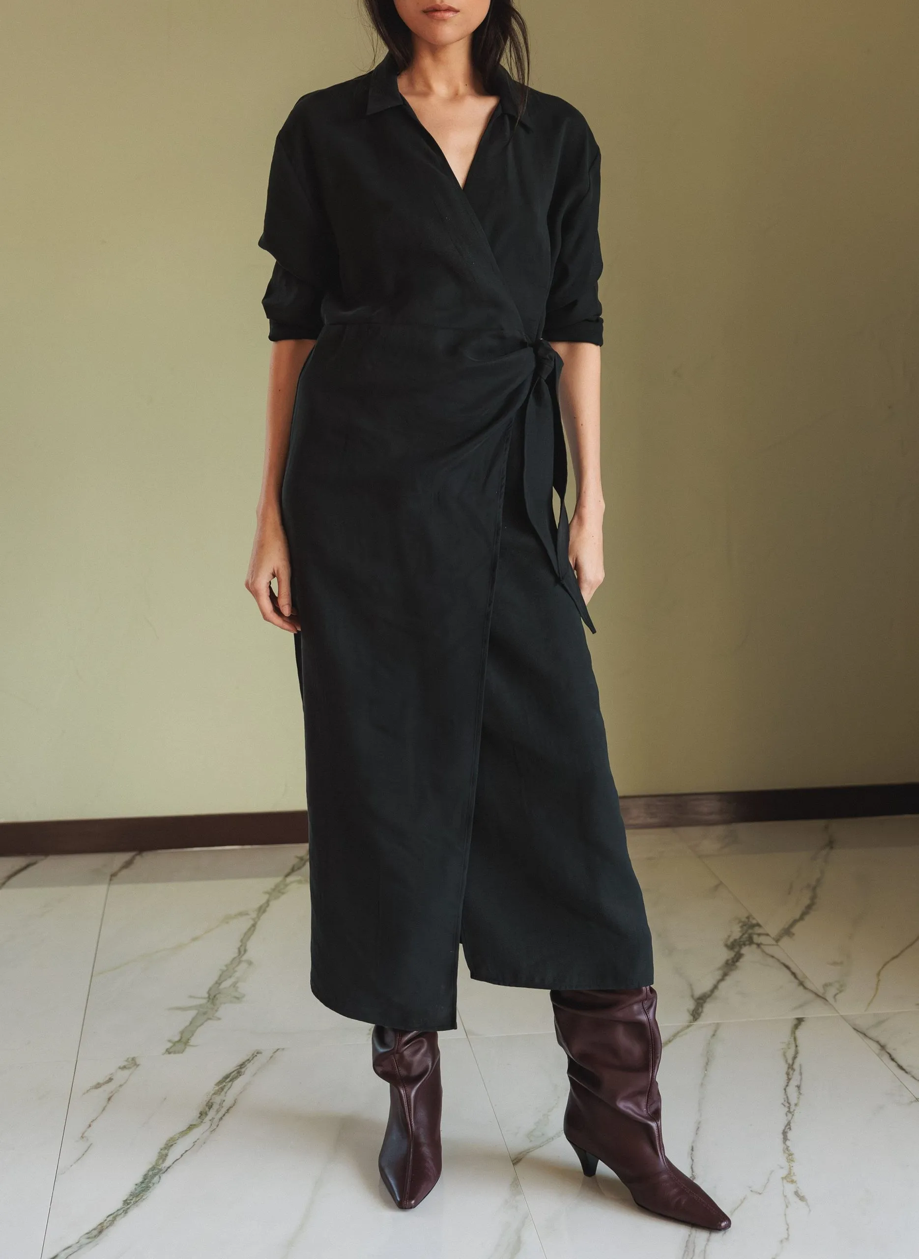 Robe longue ceinturée ajustée Noir