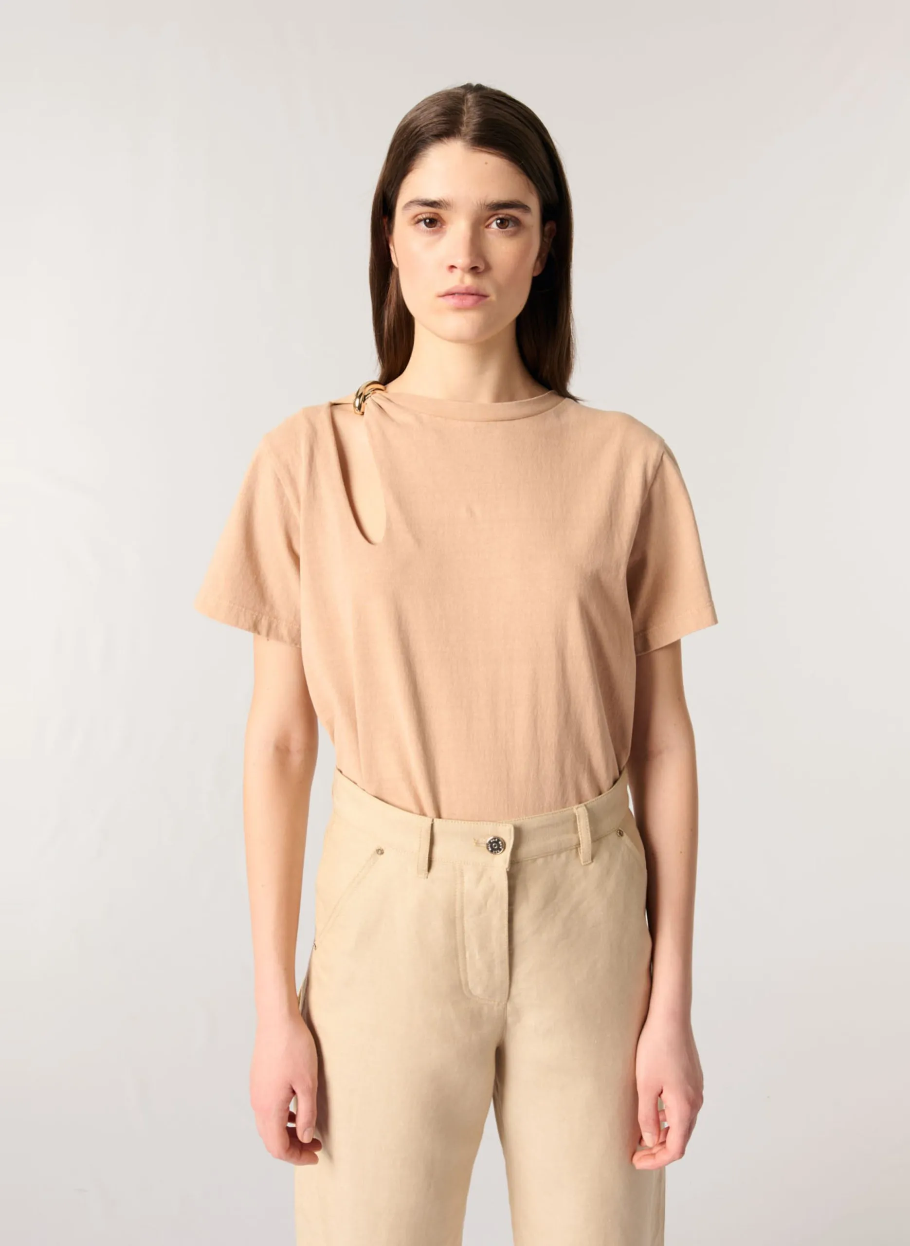 Tee-shirt uni à col ajouré avec bijou Beige