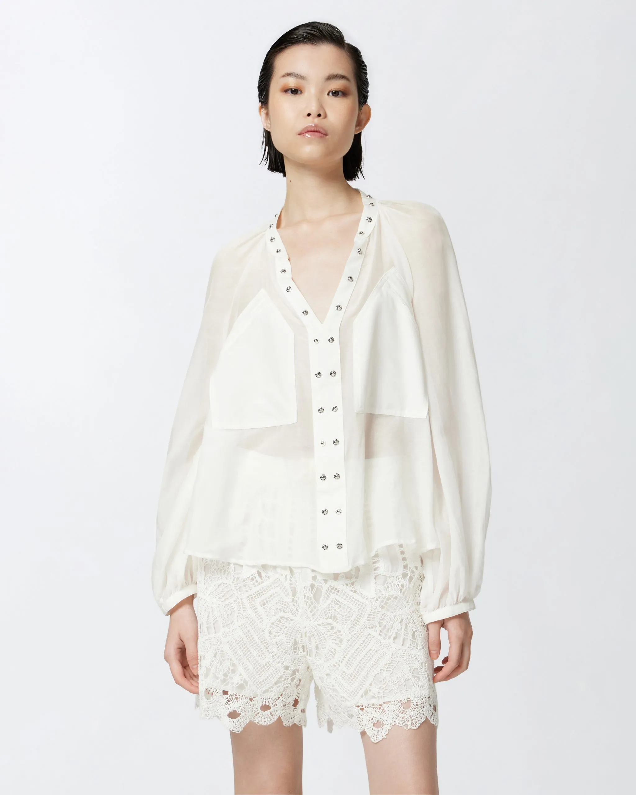 Blouse en mélange de soie ornée de petits clous métalliques Blanc
