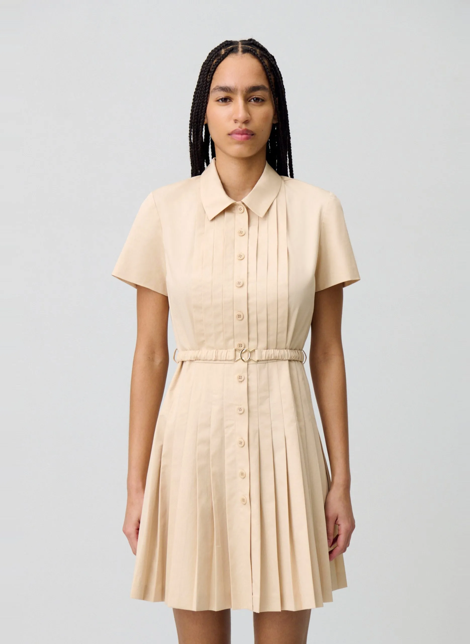 Robe courte ceinturée à plis plats Beige