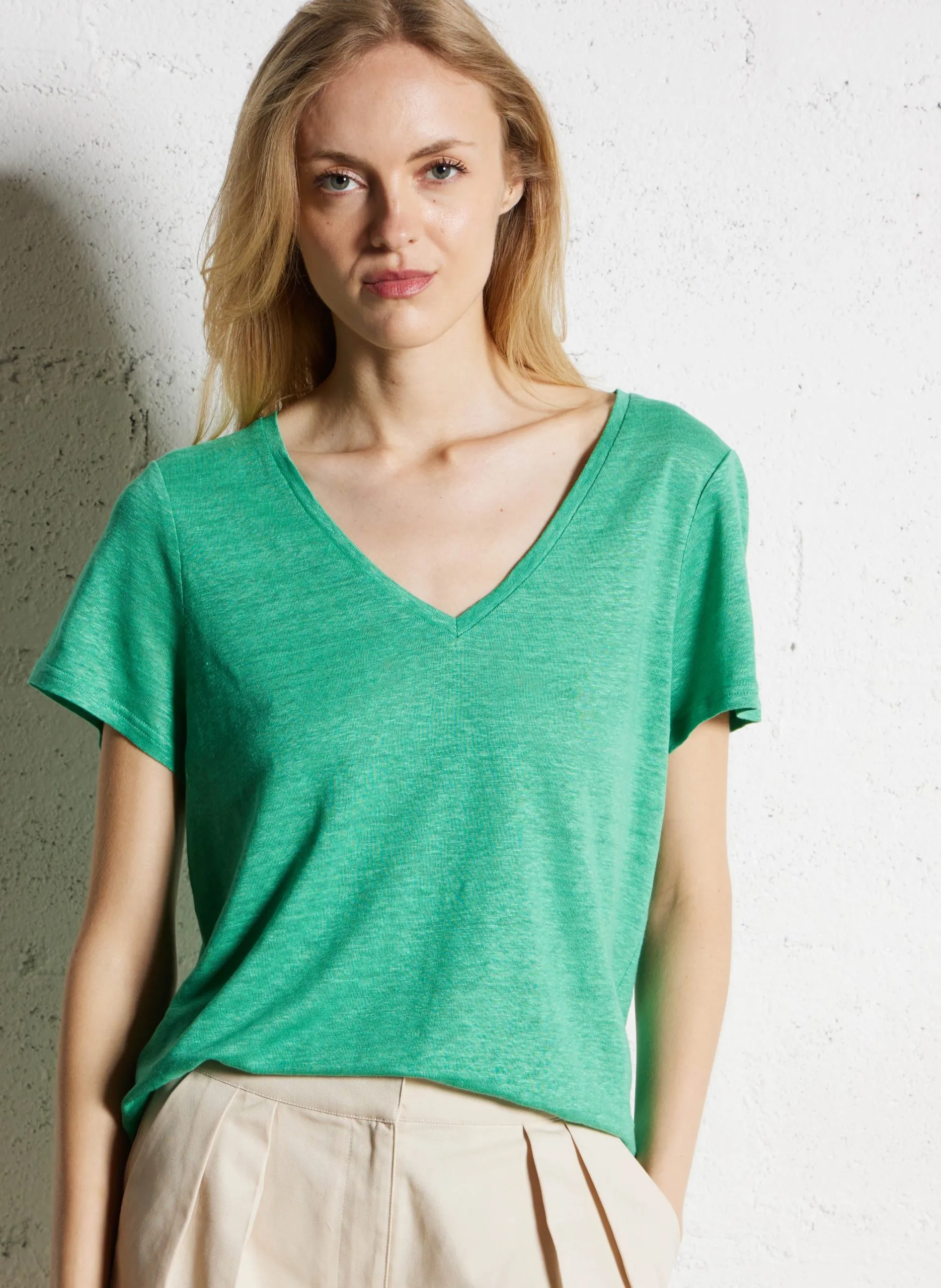 Tee-shirt manches courtes col V en lin Vert TANISHA