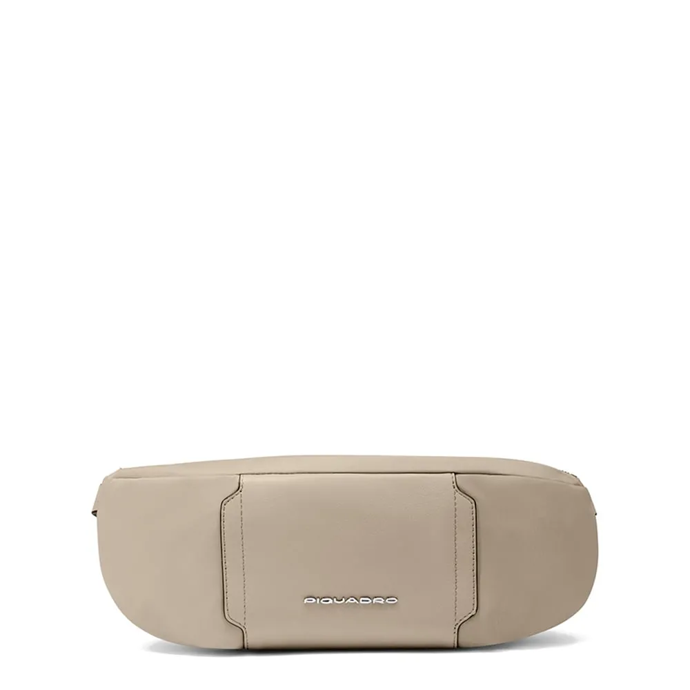 Sac banane femme en tissu recyclé et cuiravec poignée et poche pour piquadro smart tracker Beige