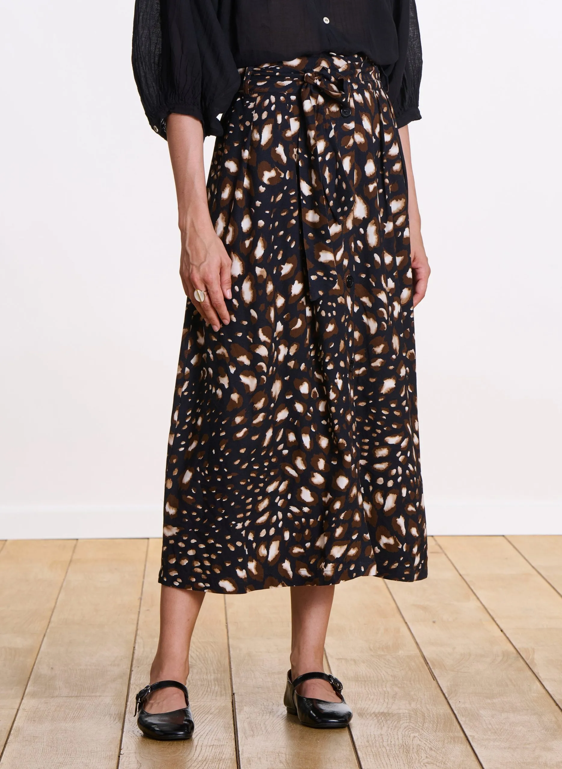 Jupe midi fluide ceinturée à motifs Noir