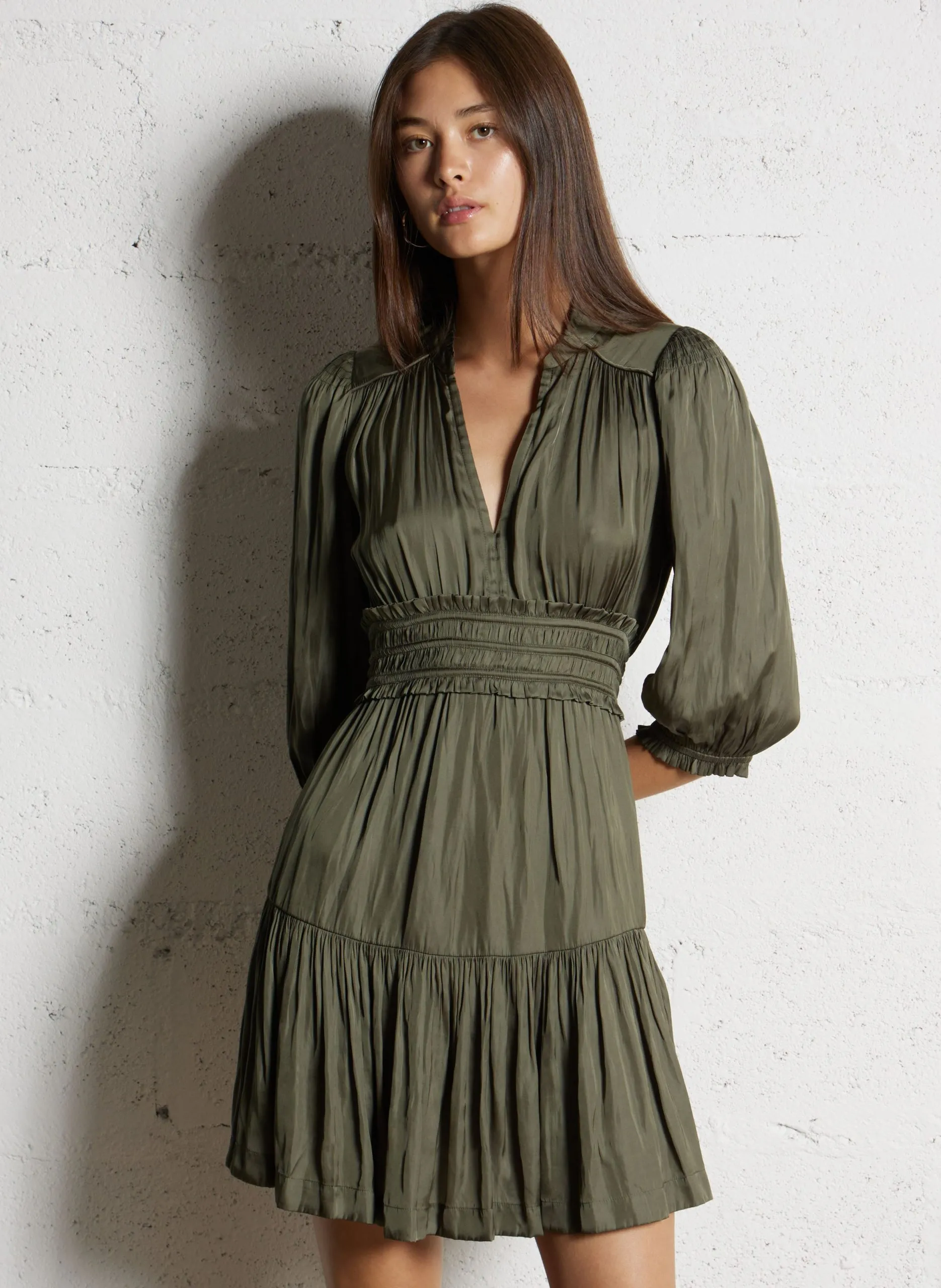 Robe courte froncée col tunisien en satin Kaki CYRILIA