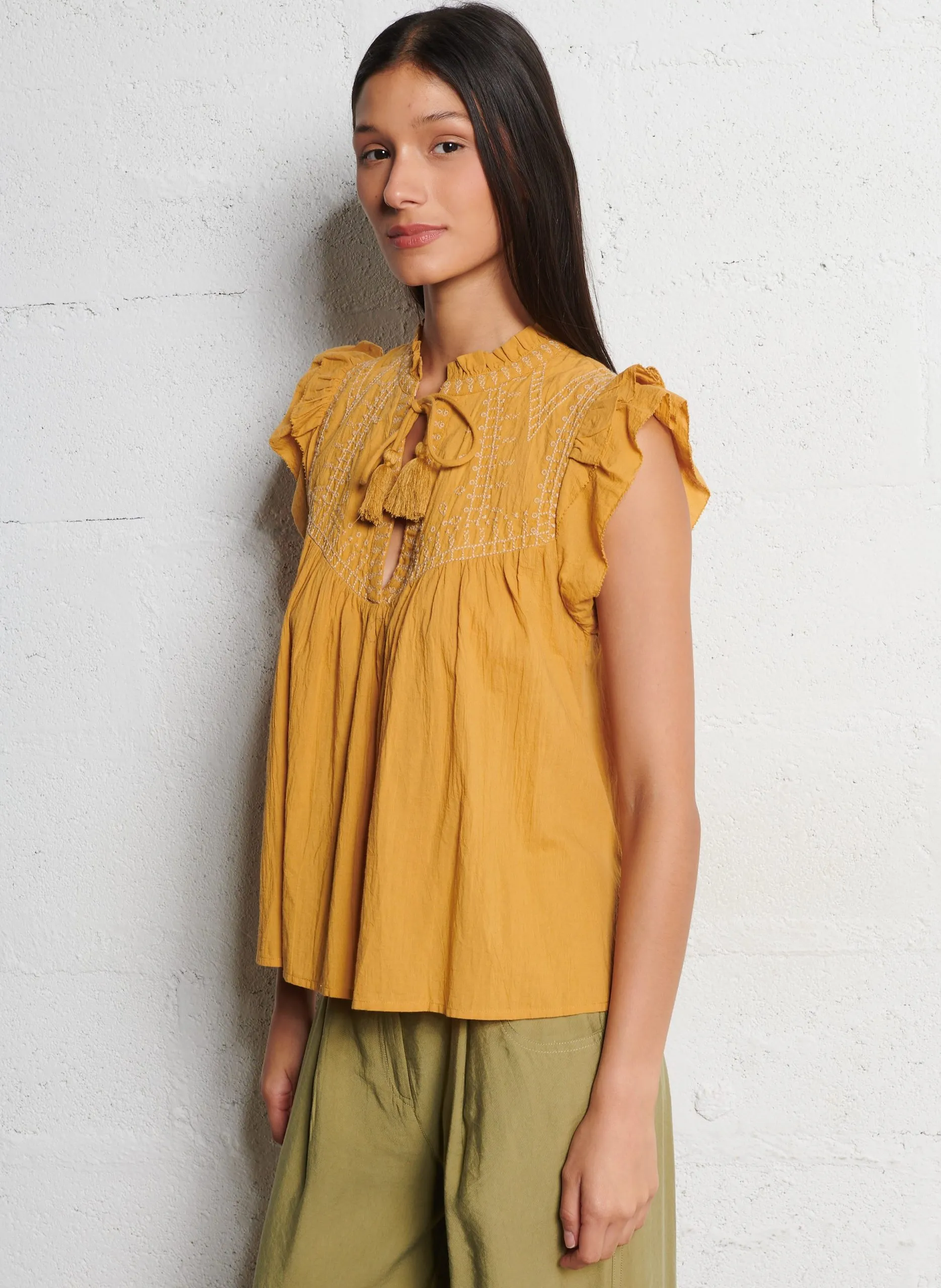 Blouse brodée sans manches Beige JANNY