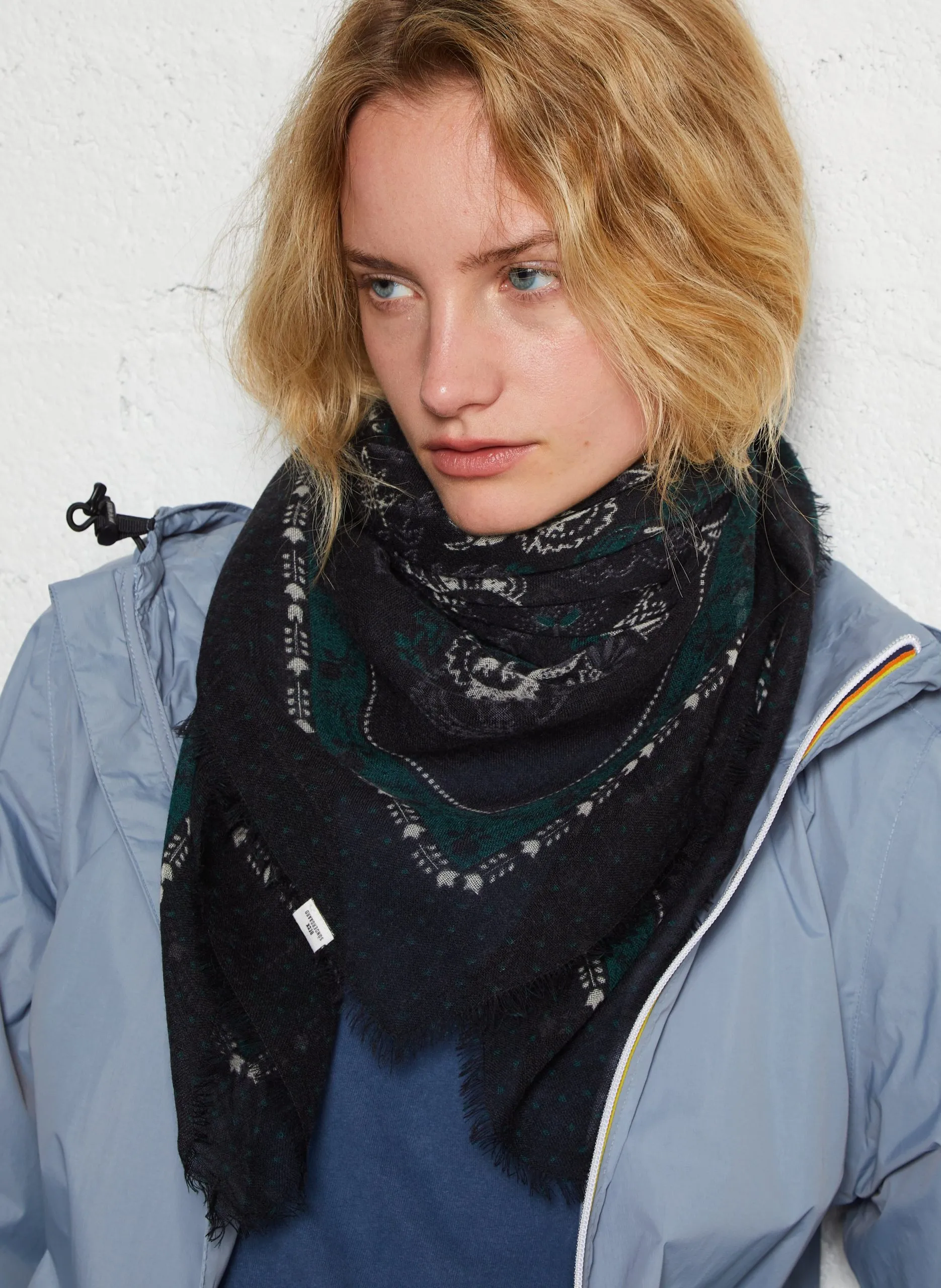 Foulard carré à motifs en laine Noir