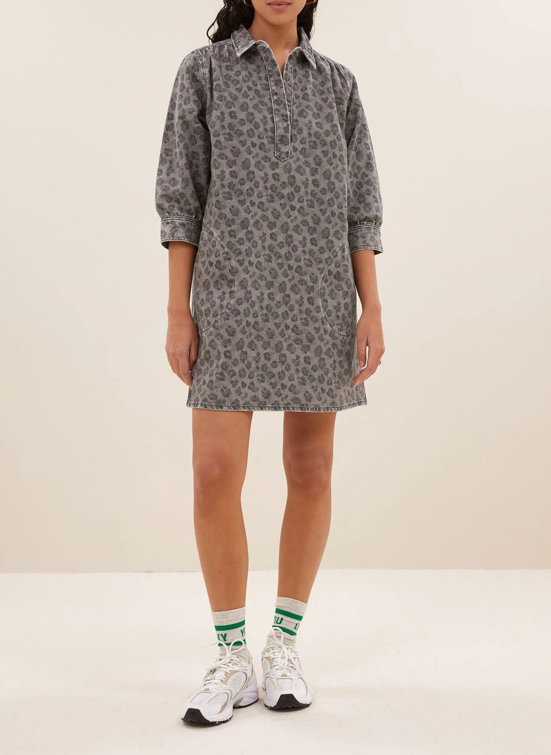 Robe courte léopard en coton bio Gris FLYNTH