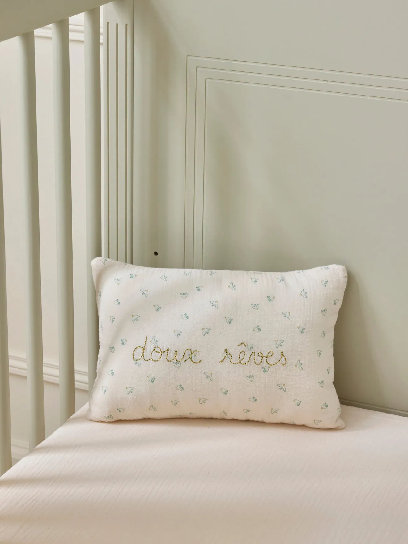 Petit coussin gaze de coton brodé Beige