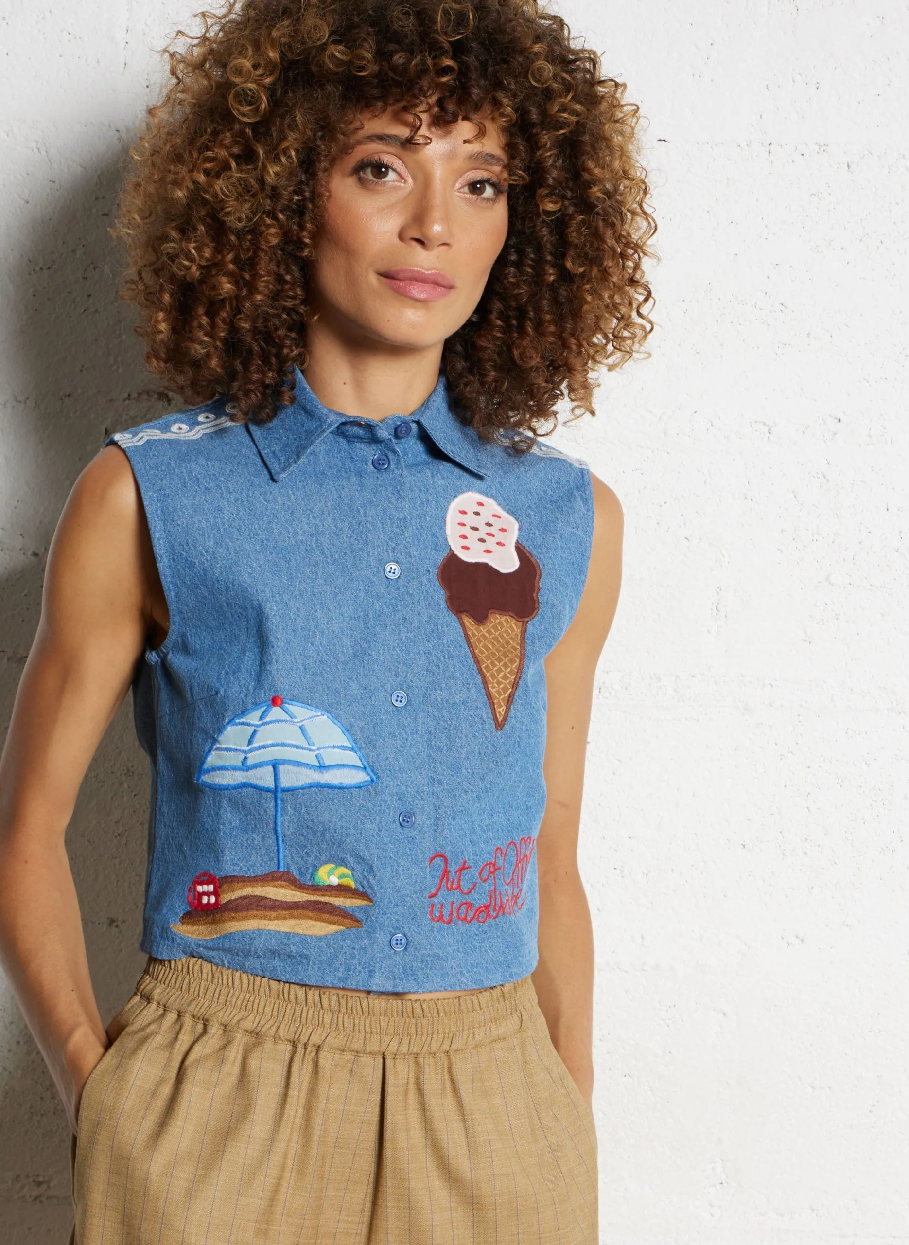 Veste courte sans manches brodée Bleu