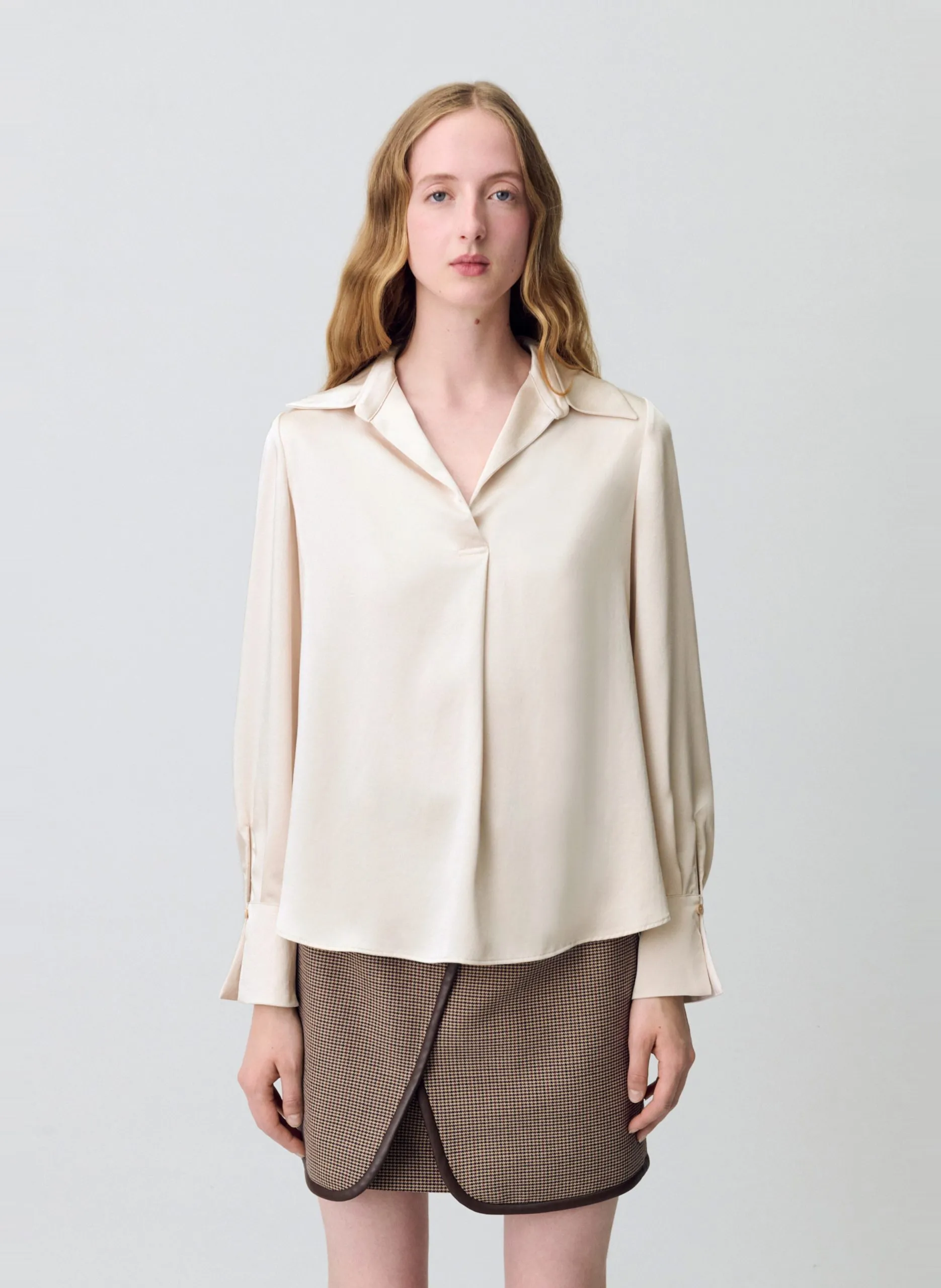 Top droit col V effet satiné à jeux de plis Beige