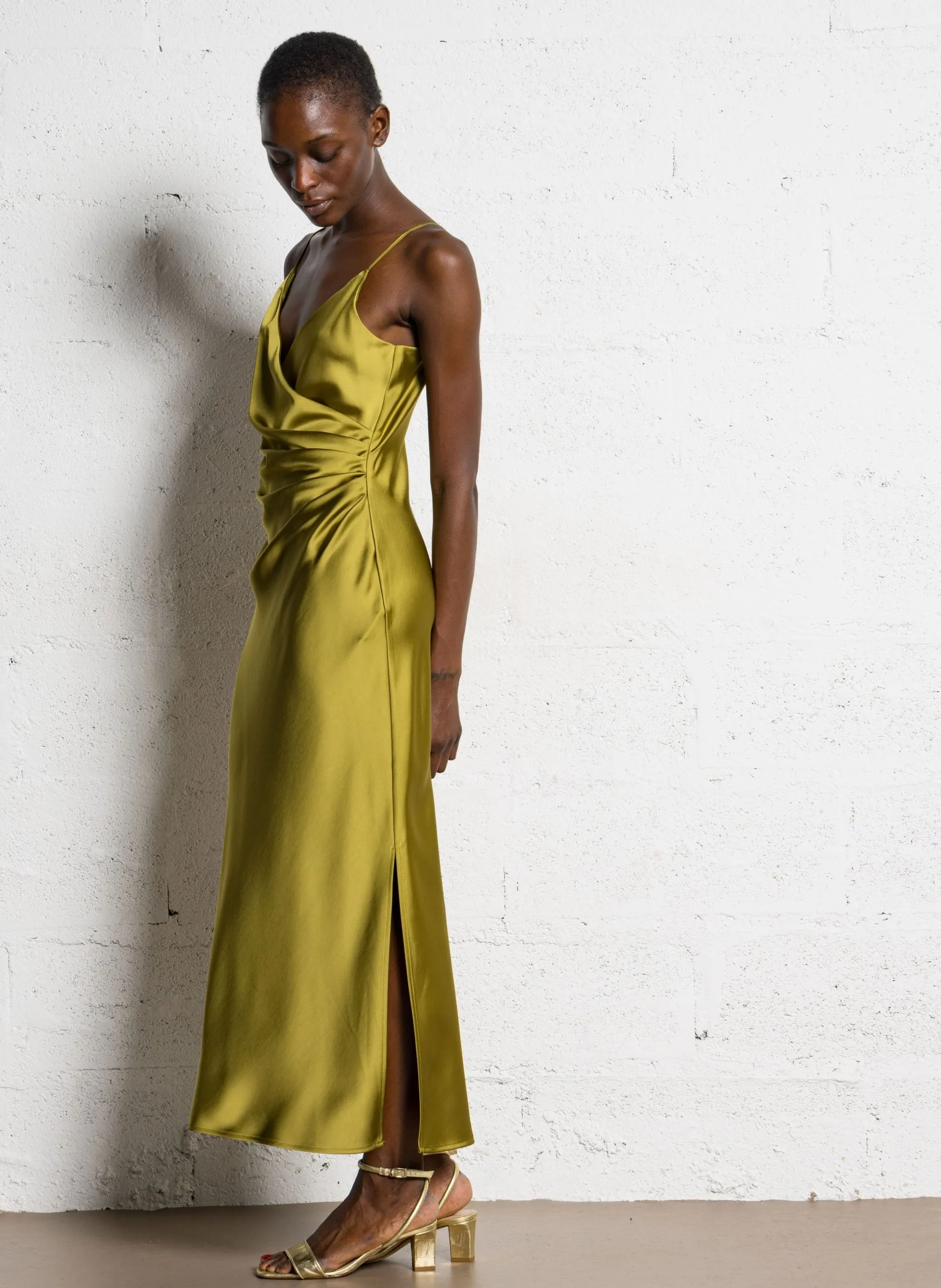 Robe midi drapée à bretelles en satin Jaune