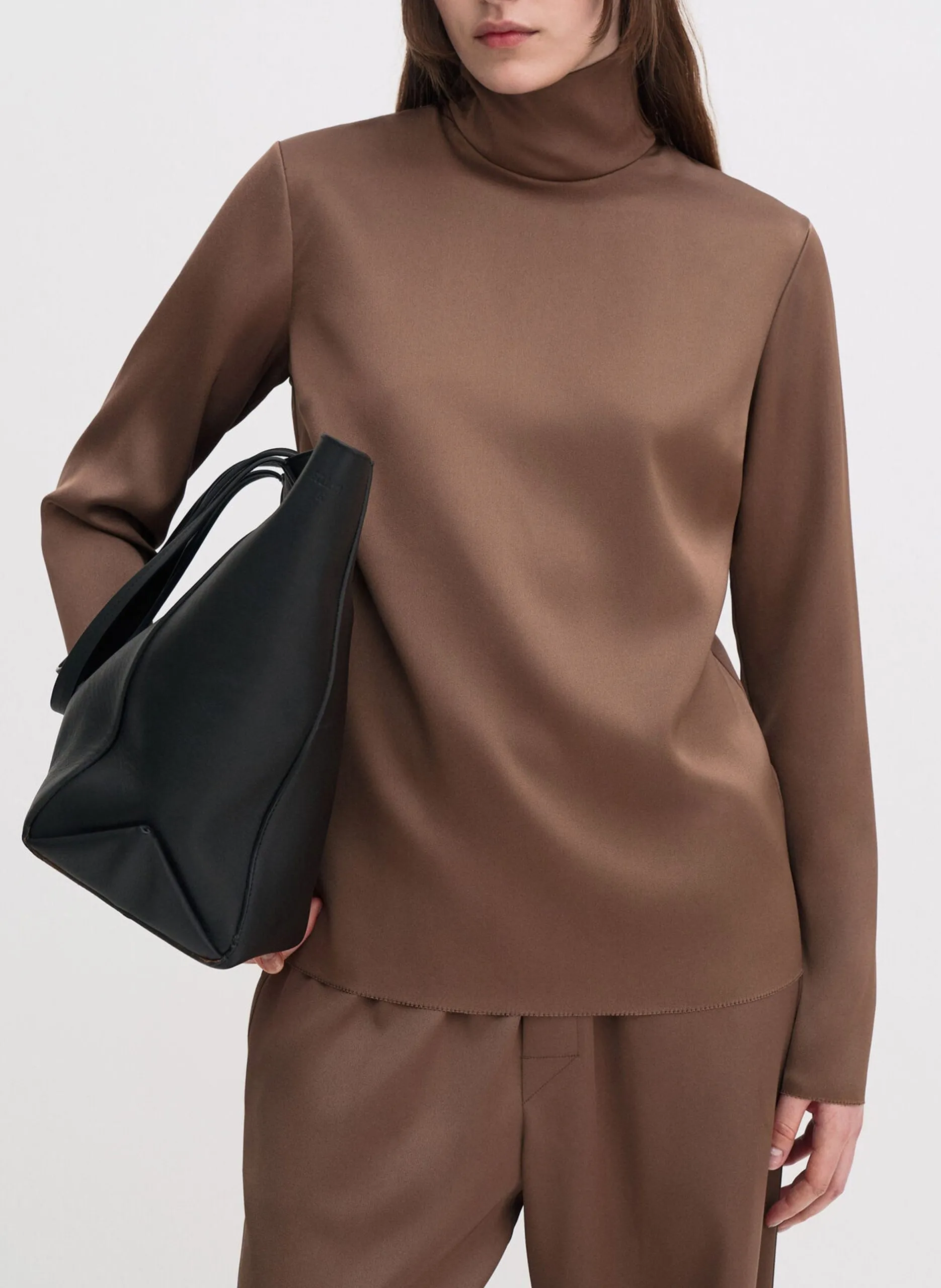Top satiné col montant Marron