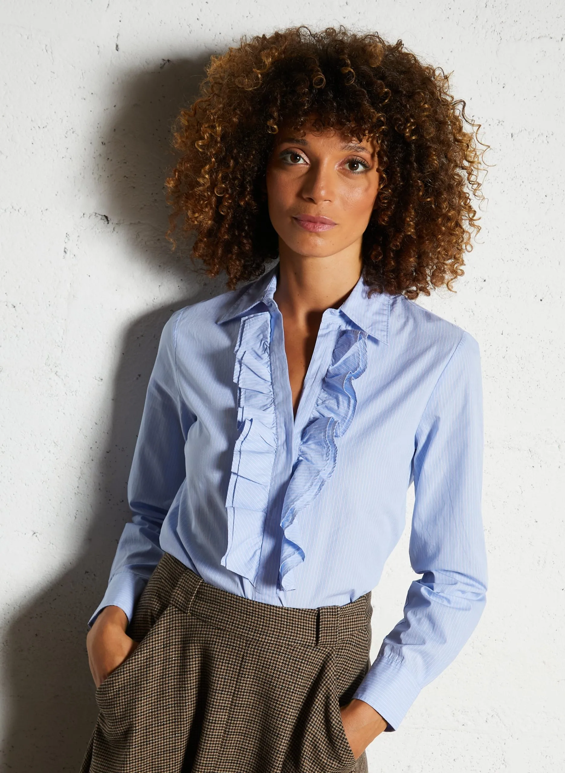 Chemise droite col V volanté en coton rayé Blanc CARAMBA