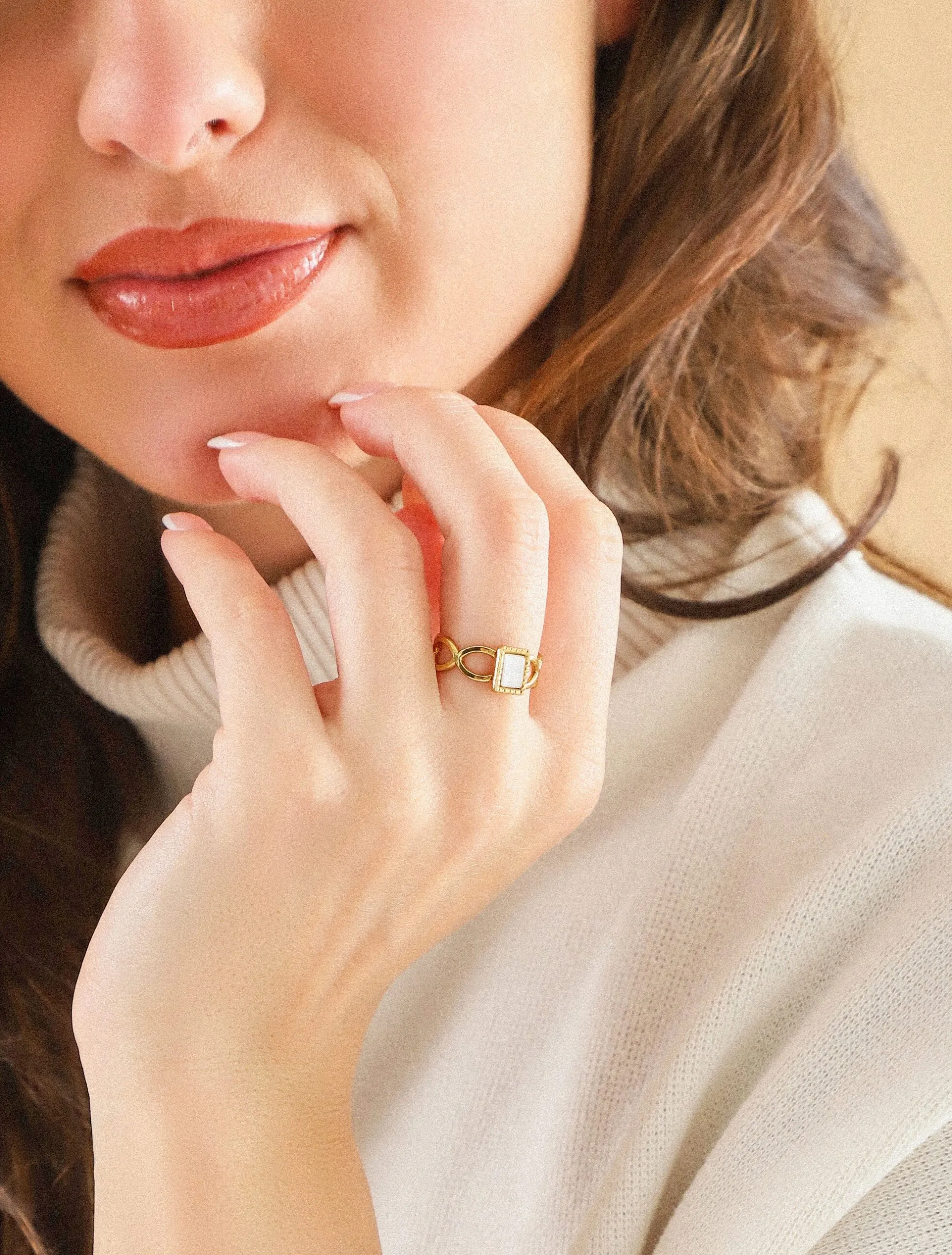 Bague ajourée sertie d'une pierre rectangulaire - Or