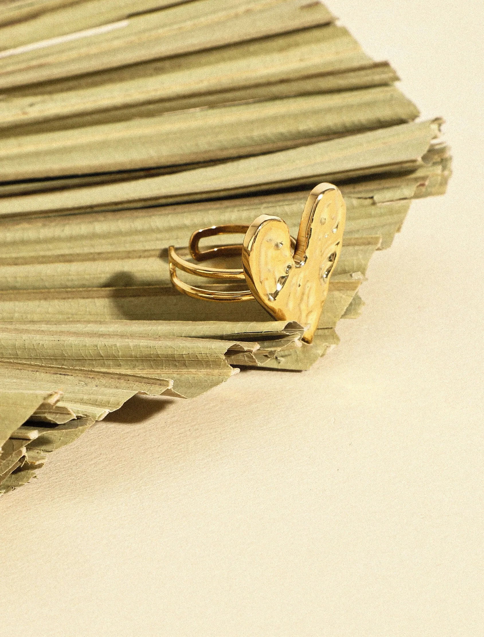 Bague ajustable motif coeur martelé - Or