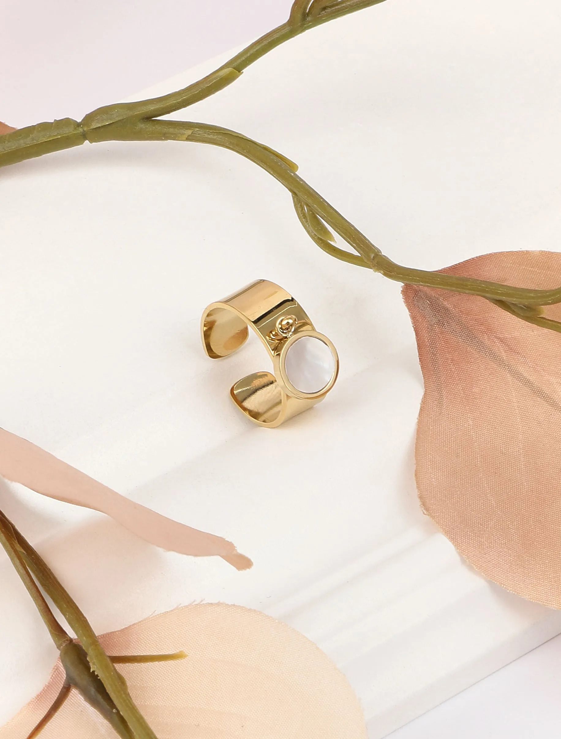 Bague ajustable à rond nacré - Or