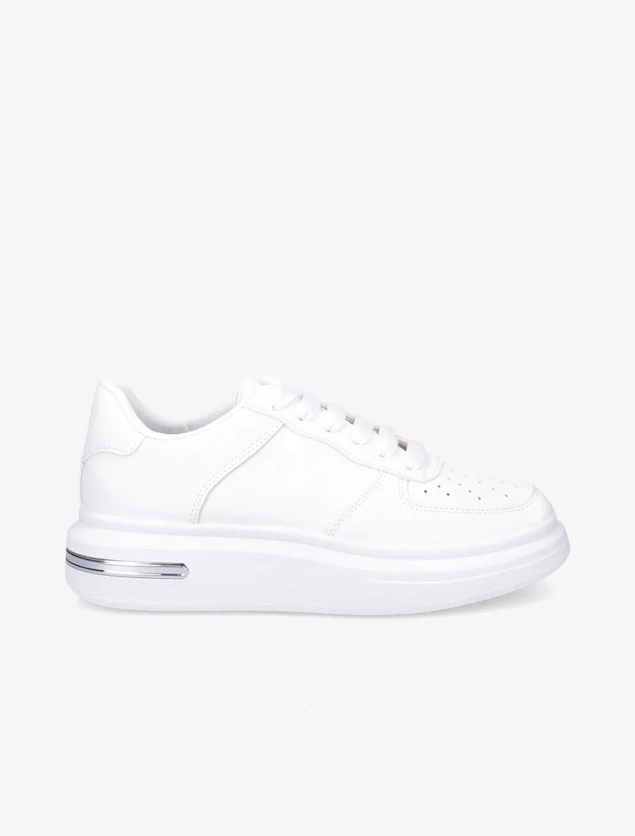 Baskets en simili à semelles détail métallique - Blanc